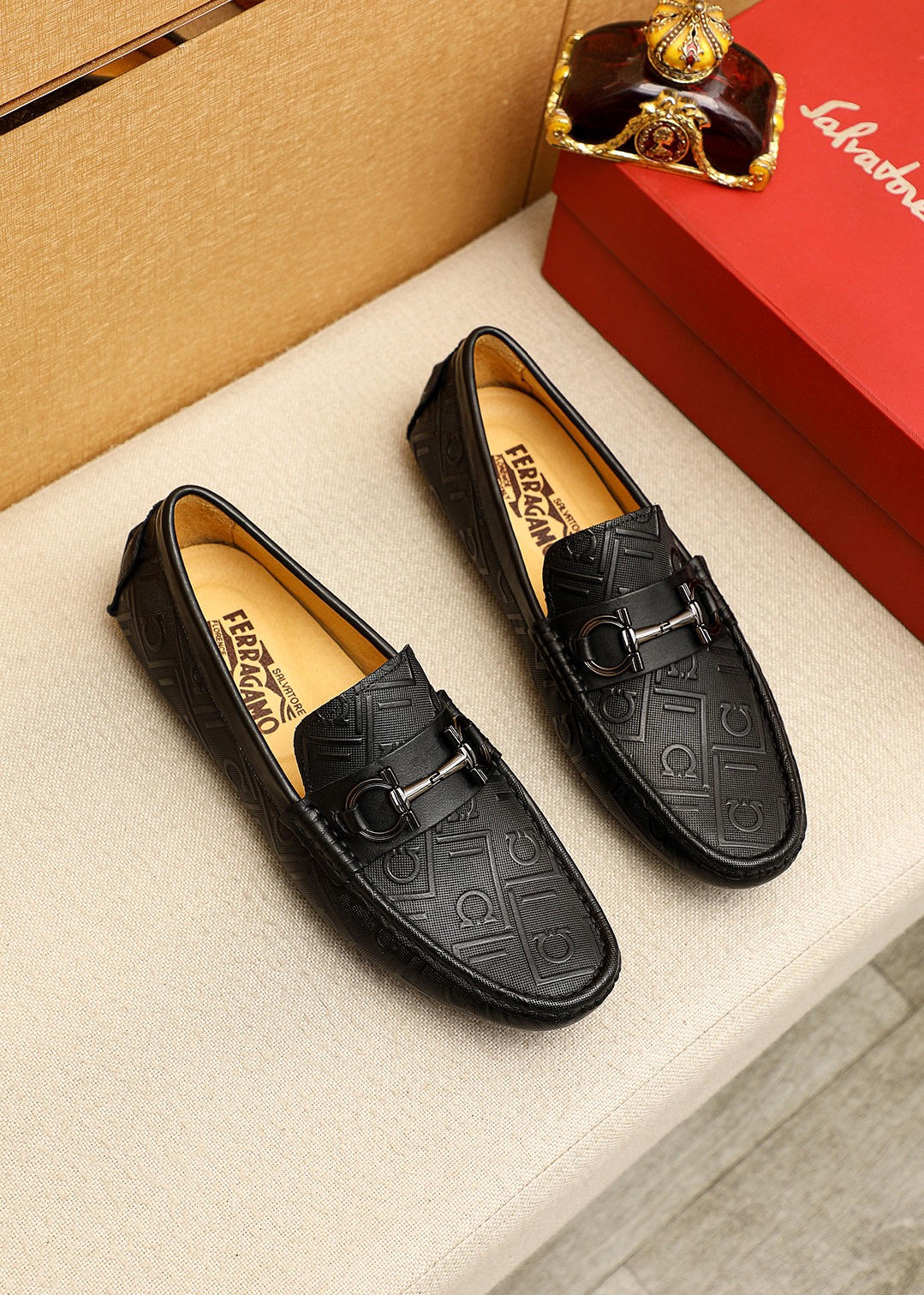 NO:779185,Product trademark Ferragamo 'Ferragamo' beanie shoes. Regular size: 38-44 (customized at 45.46.47) Product material selection: imported calfskin embossed upper + classic hardware buckle, imported pigskin lining. Strong three-dimensional visual effect, original outsole color 1 color optional, ferragamo, ferragamo, cowhide19860909商品商标Ferragamo「 菲拉格慕」豆豆鞋 正码码数:38-44（45.46.47订制） 商品材料精选 进口小牛皮压花鞋面+经典五金扣,进口猪皮内里.强烈立体视觉效果,原版大底 颜 色1色可选,,ferragamo,ferragamo,cowhide,Men's shoes