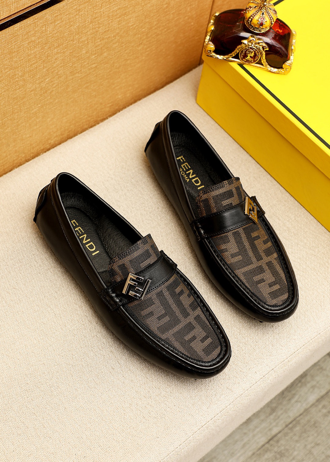 NO:779191,Product trademark FENDI [Fendi] Doudou shoes. Regular size: 38-44 (customized at 45.46.47) Product materials are selected. Imported first-layer calfskin upper + luxury hardware buckle, imported pig lining. Strong three-dimensional visual effect, original outsole. 1 color available, fendi, fendi, cowhide19860909商品商标FENDI【芬迪】豆豆鞋 正码码数:38-44（45.46.47订制） 商品材料精选 进口头层小牛皮鞋面+奢华五金扣,进口猪内里.强烈立体视觉效果,原版大底 颜 色1色可选,,fendi,fendi,cowhide,Men's shoes