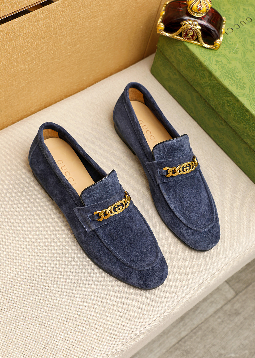 NO:779443,Product trademark GUCCI 'Gucci' casual leather shoes. Regular size: 39-44 (customized at 38.45.46) Product material selection: imported first-layer frosted cowhide upper + original hardware buckle, imported cowhide lining. Strong three-dimensional visual effect, original rubber outsole, 3 colors available, gucci, gucci, cowhide19860909商品商标GUCCI「 古驰」休闲皮鞋 正码码数:39-44（38.45.46订制） 商品材料精选 进口头层磨砂牛皮鞋面+原版五金扣,进口牛皮内里.强烈立体视觉效果,原版橡胶大底 颜 色3色可选,,gucci,gucci,cowhide,Men's shoes