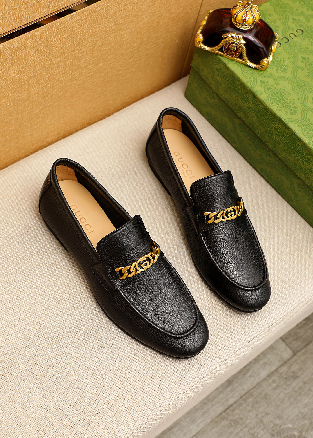 NO:779446,Product trademark GUCCI 'Gucci' casual leather shoes. Regular size: 39-44 (customized at 38.45.46) Product material selection: imported first-layer pebbled cowhide leather upper + original hardware buckle, imported cowhide lining. Strong three-dimensional visual effect, original rubber outsole, 3 colors available, gucci, gucci, cowhide19860909商品商标GUCCI「 古驰」休闲皮鞋 正码码数:39-44（38.45.46订制） 商品材料精选 进口头层荔枝纹牛皮鞋面+原版五金扣,进口牛皮内里.强烈立体视觉效果,原版橡胶大底 颜 色3色可选,,gucci,gucci,cowhide,Men's shoes