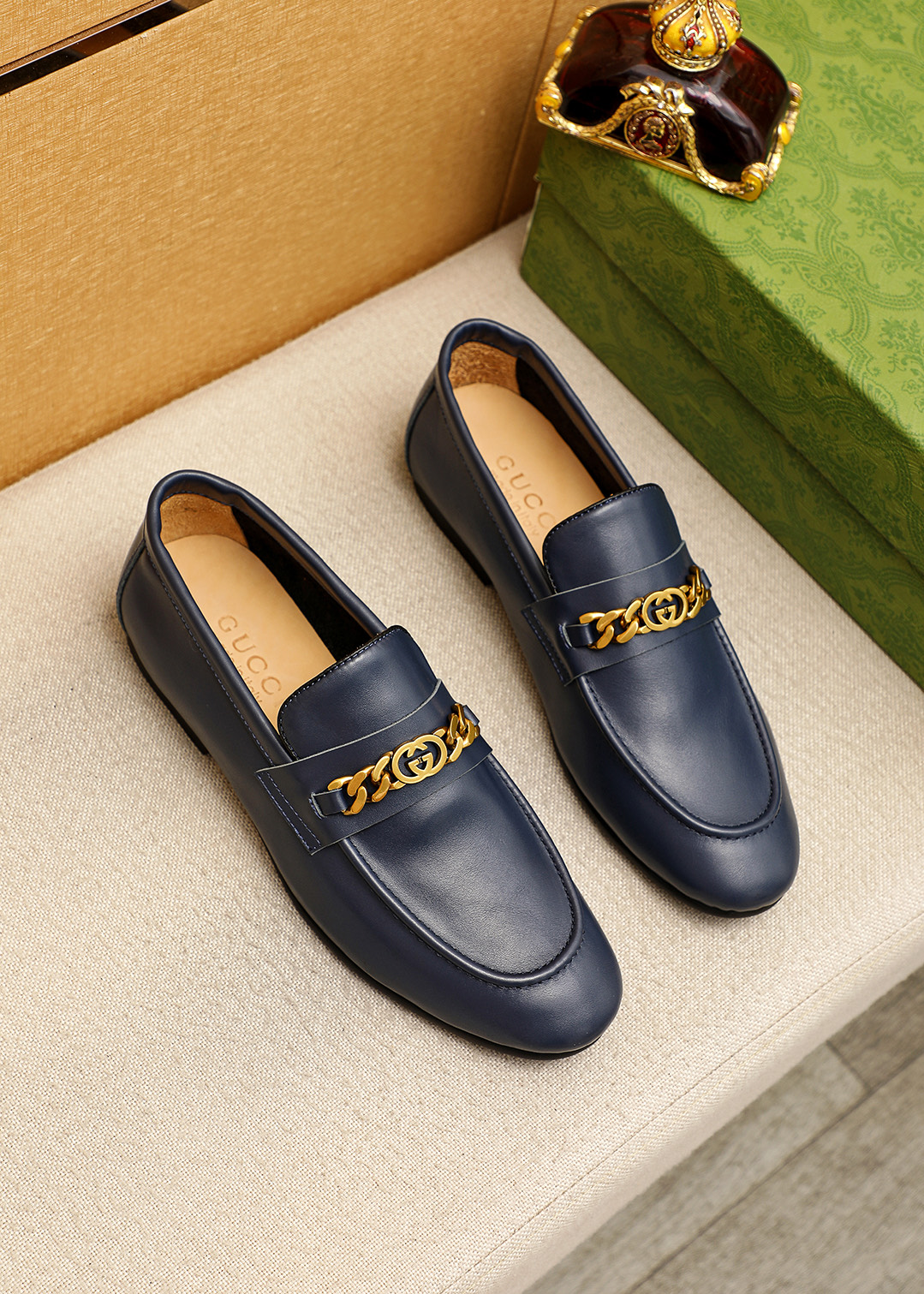 NO:779449,Product trademark GUCCI 'Gucci' casual leather shoes. Regular size: 39-44 (customized at 38.45.46) Product material selection: imported first-layer calfskin upper + original hardware buckle, imported cowhide lining. Strong three-dimensional visual effect, original rubber outsole, 3 colors available, gucci, gucci, cowhide19860909商品商标GUCCI「 古驰」休闲皮鞋 正码码数:39-44（38.45.46订制） 商品材料精选 进口头层小牛皮鞋面+原版五金扣,进口牛皮内里.强烈立体视觉效果,原版橡胶大底 颜 色3色可选,,gucci,gucci,cowhide,Men's shoes