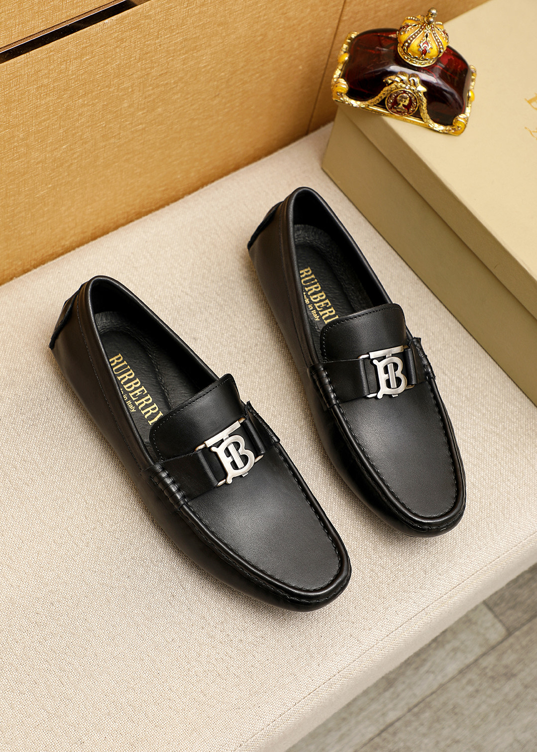 NO:779452,Product trademark BURBDRRY 'Burberry' beanie shoes. Regular size: 38-44 (customized at 45.46) Product material selection: first-layer calfskin upper + luxury hardware buckle, imported pigskin lining. Strong three-dimensional visual effect, rubber outsole, 1 color available, burberry, burberry, cowhide19860909商品商标BURBDRRY「 巴宝莉」豆豆鞋 正码码数:38-44(45.46订制） 商品材料精选 头层小牛皮鞋面+奢华五金扣,进口猪皮内里.强烈立体视觉效果,橡胶大底 颜 色1色可选,,burberry,burberry,cowhide,Men's shoes