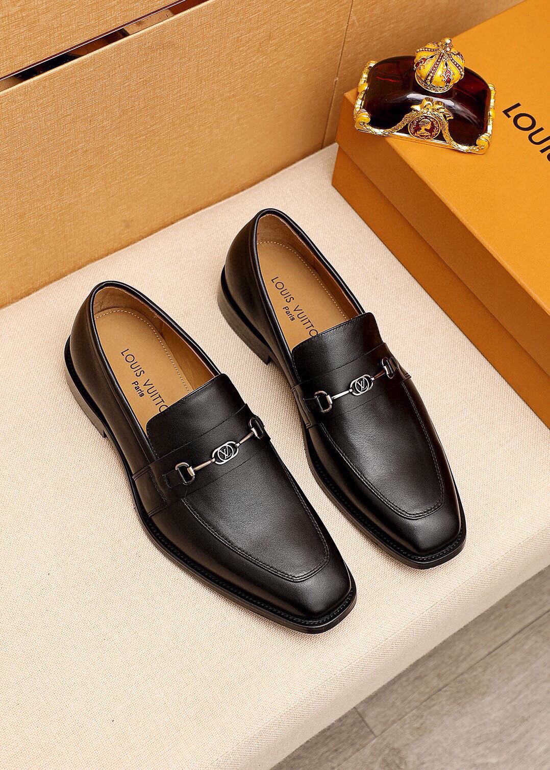 NO:779504,Product trademark LOUIS VUITTON 'Louis Vuitton' casual leather shoes. Regular size: 38-44 (customized at 45.46.47) Product material selection: imported first-layer calfskin upper + luxury hardware buckle, imported first-layer cowhide lining. Strong three-dimensional visual effect, non-slip and wear-resistant combined outsole. 1 color available, louis vuitton, louis vuitton, cowhide19860909商品商标LOUIS VUITTON「 路易威登」休闲皮鞋 正码码数:38-44（45.46.47订制） 商品材料精选 进口头层小牛皮鞋面+奢华五金扣,进口头层牛皮内里.强烈立体视觉效果,防滑耐磨组合大底 颜 色1色可选,,louis vuitton,louis vuitton,cowhide,Men's shoes