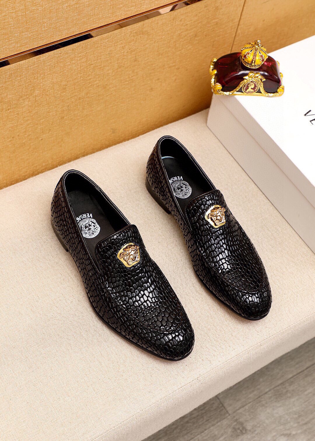 NO:779514,Product trademark VERSACE 'Versace' casual leather shoes, correct size: 38-44 (customized at 45.46.47) Product materials are selected, imported first-layer calfskin embossed upper + luxury hardware buckle, imported water-dyed cowhide lining. Strong three-dimensional visual effect, original outsole color 1 color optional, versace,versace,cowhide19860909商品商标VERSACE「范思哲」休闲皮鞋 正码码数:38-44（45.46.47订制） 商品材料精选 进口头层小牛皮压花鞋面+奢华五金扣,进口水染牛皮内里.强烈立体视觉效果,原版大底 颜 色1色可选,,versace,versace,cowhide,Men's shoes