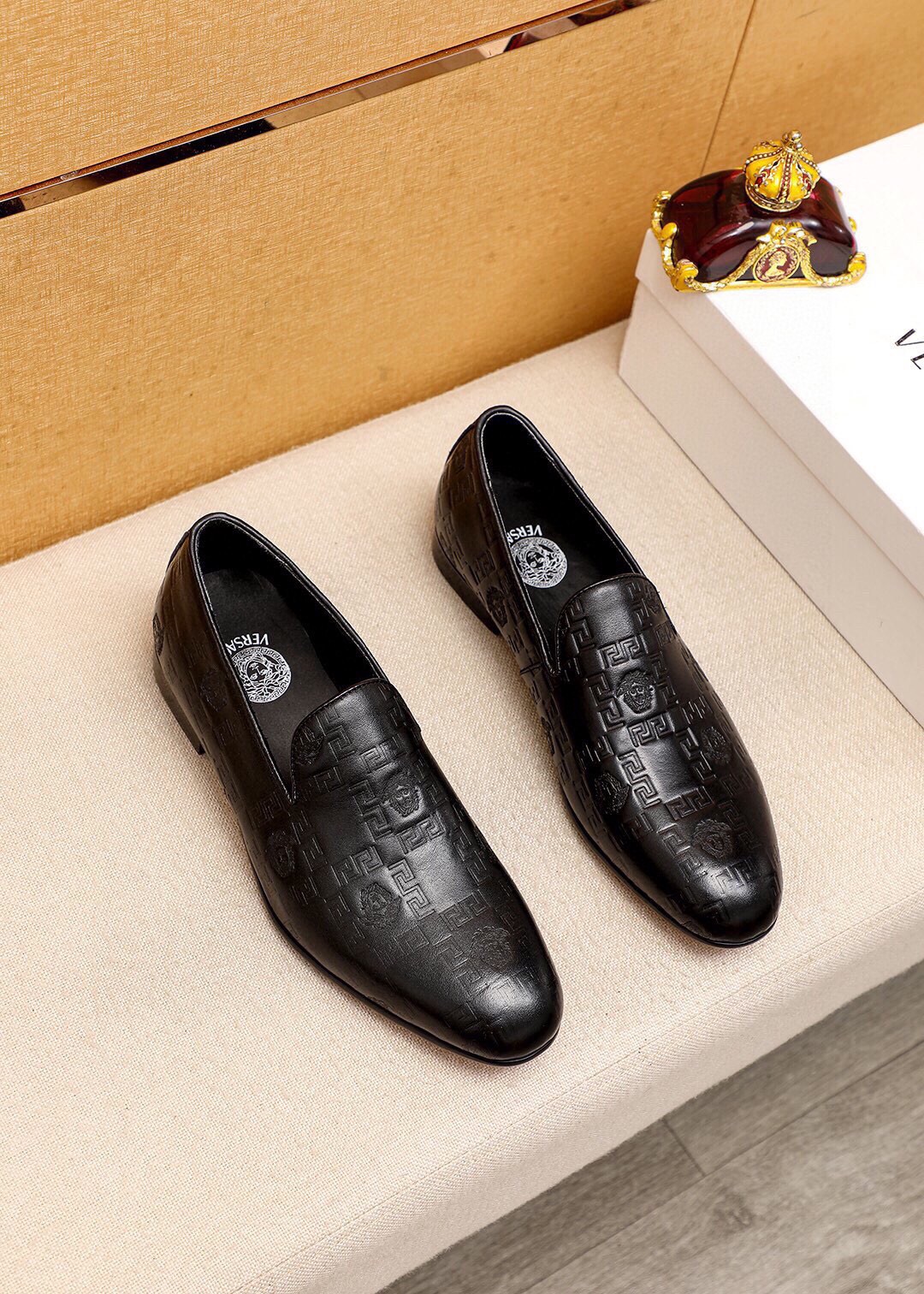 NO:779519,Product trademark VERSACE 'Versace' casual leather shoes. Regular size: 38-44 (customized at 45.46.47). Product materials are selected. Imported first-layer calfskin embossed upper, imported water-dyed cowhide lining. Strong three-dimensional visual effect. Original outsole. 1 color available, versace,versace,cowhide19860909商品商标VERSACE「范思哲」休闲皮鞋 正码码数:38-44（45.46.47订制） 商品材料精选 进口头层小牛皮压花鞋面,进口水染牛皮内里.强烈立体视觉效果,原版大底 颜 色1色可选,,versace,versace,cowhide,Men's shoes