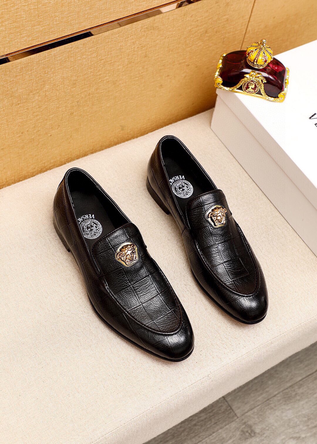 NO:779524,Product trademark VERSACE 'Versace' casual leather shoes, correct size: 38-44 (customized at 45.46.47) Product materials are selected, imported first-layer calfskin embossed upper + luxury hardware buckle, imported water-dyed cowhide lining. Strong three-dimensional visual effect, original outsole color 1 color optional, versace,versace,cowhide19860909商品商标VERSACE「范思哲」休闲皮鞋 正码码数:38-44（45.46.47订制） 商品材料精选 进口头层小牛皮压花鞋面+奢华五金扣,进口水染牛皮内里.强烈立体视觉效果,原版大底 颜 色1色可选,,versace,versace,cowhide,Men's shoes