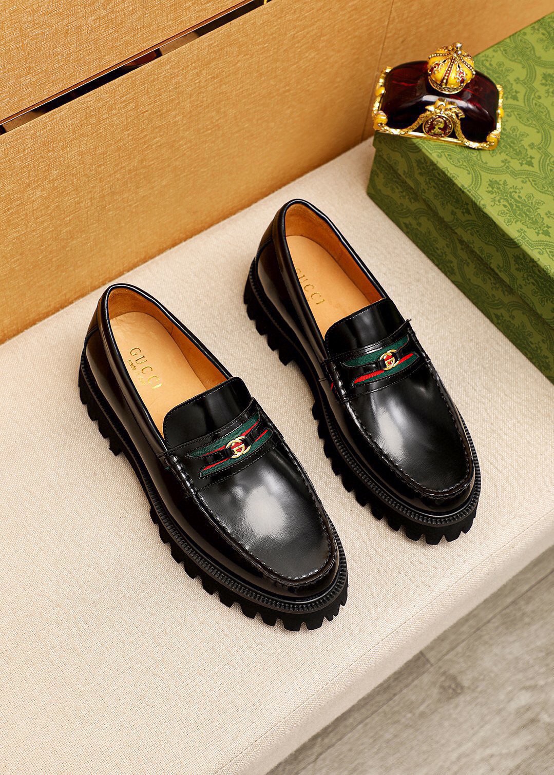 NO:779529,Product trademark GUCCI 'Gucci' casual leather shoes. Regular size: 38-44 (customized at 45.46) Product material selection: imported first-layer open-edge beaded cowhide upper + luxury hardware buckle, imported water-dyed cowhide lining. Strong three-dimensional visual effect, original foam outsole, 2 colors available, gucci, gucci, cowhide19860909商品商标GUCCI「 古驰」休闲皮鞋 正码码数:38-44（45.46订制） 商品材料精选 进口头层开边珠牛皮鞋面+奢华五金扣,进口水染牛皮内里.强烈立体视觉效果,原版发泡大底 颜 色2色可选,,gucci,gucci,cowhide,Men's shoes
