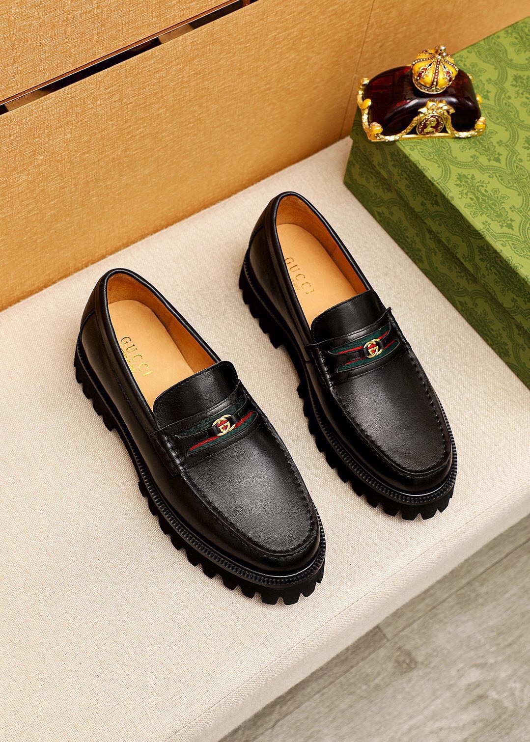 NO:779533,Product trademark GUCCI 'Gucci' casual leather shoes. Regular size: 38-44 (customized at 45.46) Product material selection: imported first-layer calfskin upper + luxury hardware buckle, imported water-dyed cowhide lining. Strong three-dimensional visual effect, original foam outsole, 1 color available, gucci, gucci, cowhide19860909商品商标GUCCI「 古驰」休闲皮鞋 正码码数:38-44（45.46订制） 商品材料精选 进口头层小牛皮鞋面+奢华五金扣,进口水染牛皮内里.强烈立体视觉效果,原版发泡大底 颜 色1色可选,,gucci,gucci,cowhide,Men's shoes