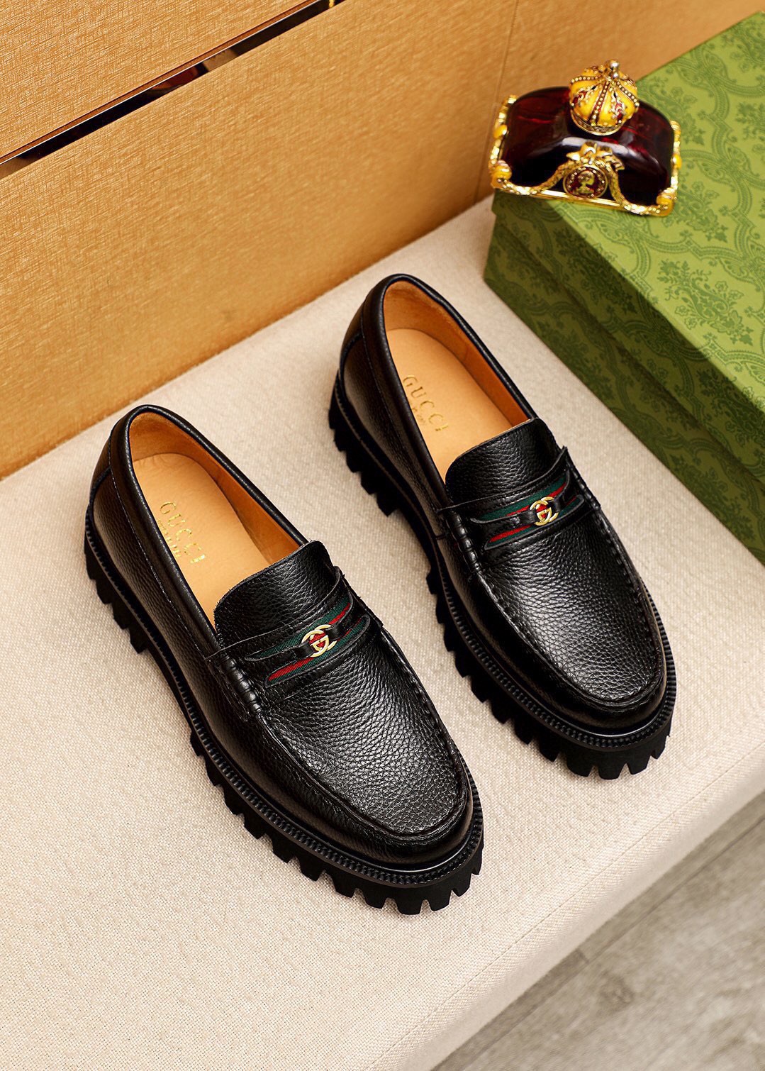 NO:779539,Product trademark GUCCI 'Gucci' casual leather shoes. Regular size: 38-44 (customized at 45.46) Product material selection: imported first-layer pebbled cowhide leather upper + luxury hardware buckle, imported water-dyed cowhide lining. Strong three-dimensional visual effect, original foam outsole, 1 color available, gucci, gucci, cowhide19860909商品商标GUCCI「 古驰」休闲皮鞋 正码码数:38-44（45.46订制） 商品材料精选 进口头层荔枝纹牛皮鞋面+奢华五金扣,进口水染牛皮内里.强烈立体视觉效果,原版发泡大底 颜 色1色可选,,gucci,gucci,cowhide,Men's shoes