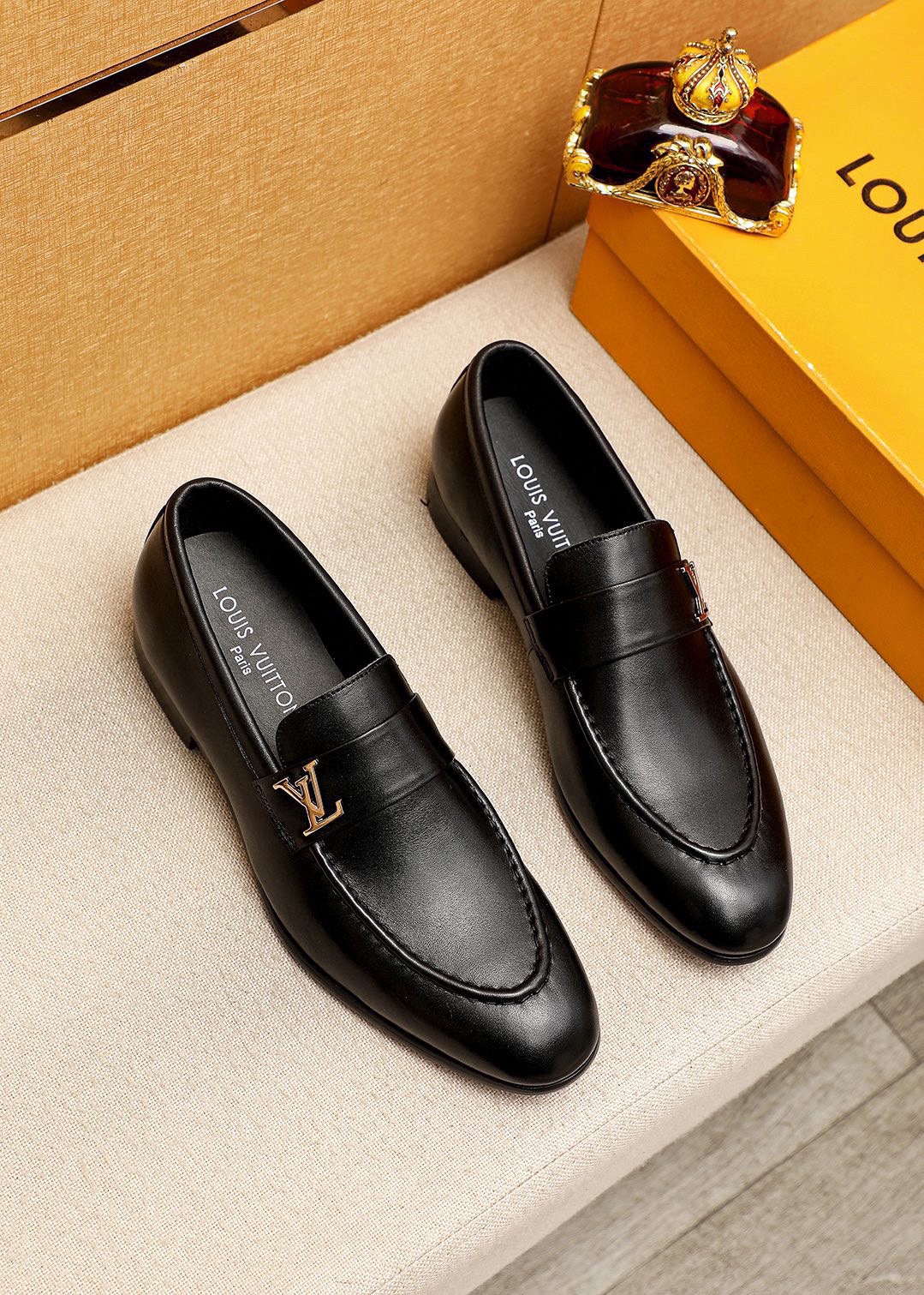NO:779545,Product trademark LOUIS VUITTON 'Louis Vuitton' casual leather shoes. Regular size: 38-44 (customized at 45.46.47) Product material selection: imported first-layer calfskin upper + luxury hardware buckle, imported first-layer cowhide lining. Strong three-dimensional visual effect, original combined outsole, 2 colors available, louis vuitton, louis vuitton, cowhide19860909商品商标LOUIS VUITTON「 路易威登」休闲皮鞋 正码码数:38-44（45.46.47订制） 商品材料精选 进口头层小牛皮鞋面+奢华五金扣,进口头层牛皮内里.强烈立体视觉效果,原版组合大底 颜 色2色可选,,louis vuitton,louis vuitton,cowhide,Men's shoes
