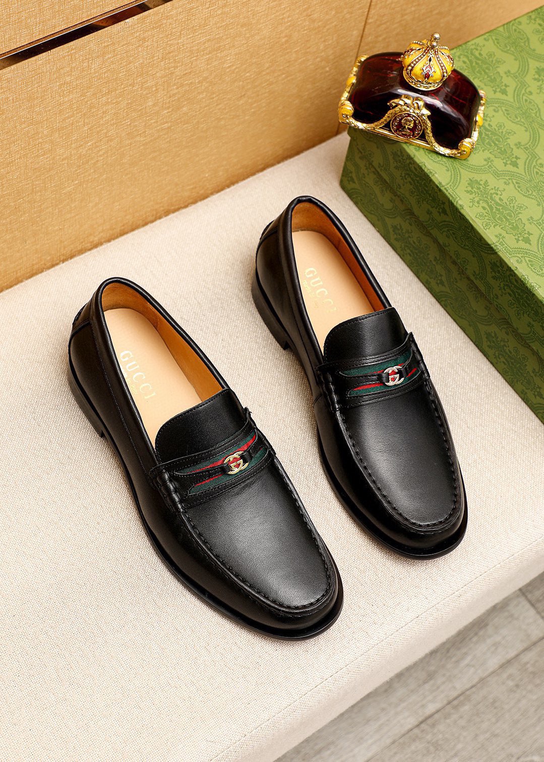 NO:779551,Product trademark GUCCI 'Gucci' casual leather shoes. Regular size: 38-44 (customized at 45.46.47) Product material selection: imported first-layer calfskin upper + classic hardware buckle, imported cowhide lining. Strong three-dimensional visual effect, original combination outsole, 2 colors available, gucci, gucci, cowhide19860909商品商标GUCCI「 古驰」休闲皮鞋 正码码数:38-44（45.46.47订制） 商品材料精选 进口头层小牛皮鞋面+经典五金扣,进口牛皮内里.强烈立体视觉效果,原版组合大底 颜 色2色可选,,gucci,gucci,cowhide,Men's shoes