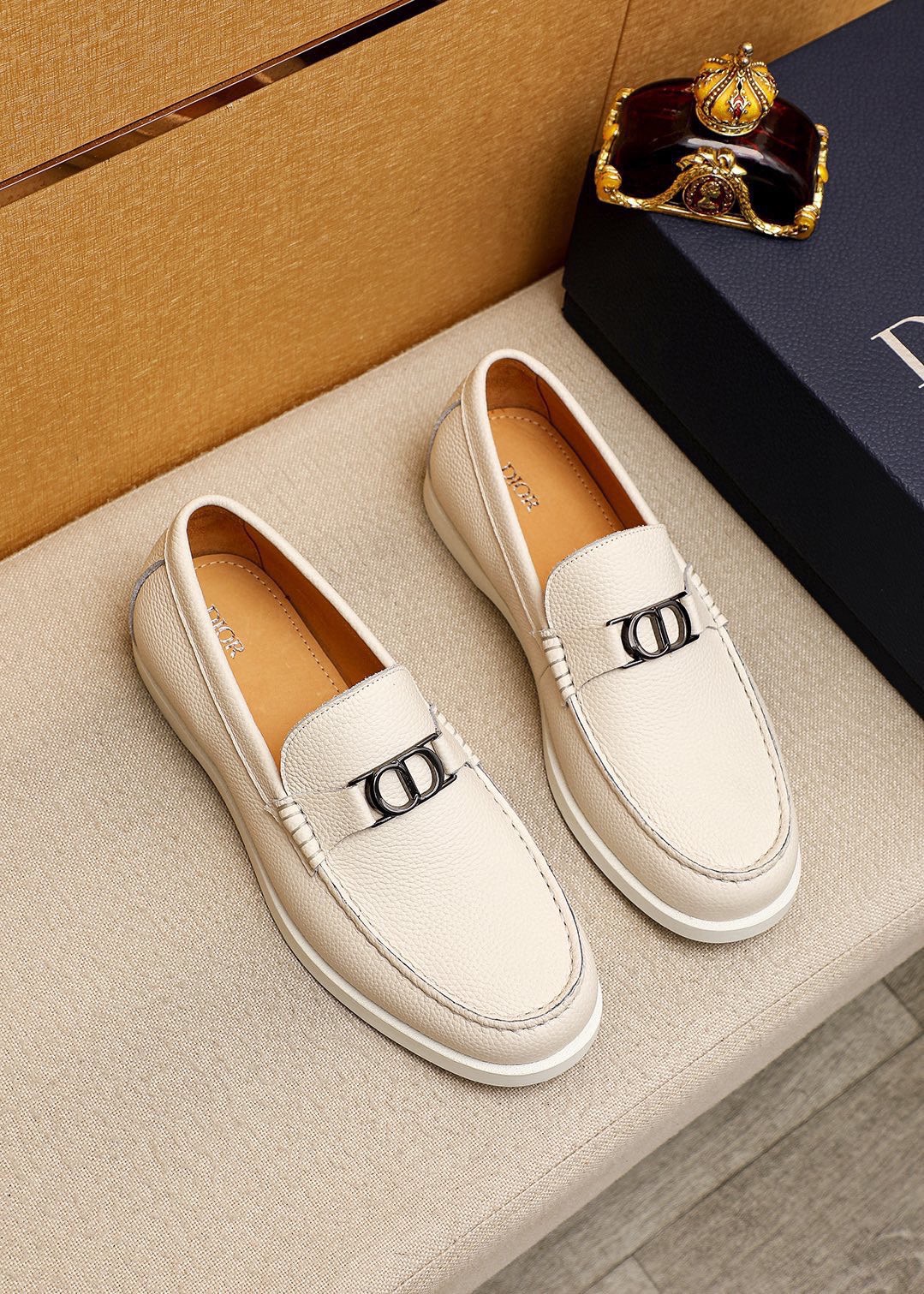 NO:779557,Original packaging Product trademark Dior 'Dior' casual leather shoes Regular size: 38-44 (customized at 45.46.47) Product material selection: Italian imported first-layer pebbled cowhide leather upper + luxury hardware buckle, imported water-dyed cowhide lining. Strong three-dimensional visual effect, original rubber outsole 3 colors available, dior, dior, cowhide19860909原单包装 商品商标Dior「 迪奥」休闲皮鞋 正码码数:38-44（45.46.47订做） 商品材料精选 意大利进口头层荔枝纹牛皮鞋面+奢侈五金扣,进口水染牛皮内里.强烈立体视觉效果,原版橡胶大底 颜 色3色可选,,dior,dior,cowhide,Men's shoes