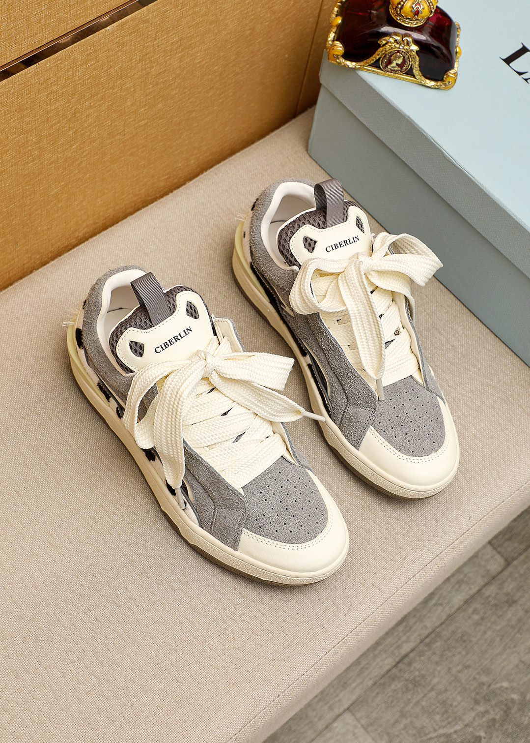 NO:780385,Product trademark [Lanvin] Lanvin High-end quality original casual shoes Regular size 38-44 (45 customized) Product material suede cowhide stitched with pebbled leather, horse hair Breathable mesh upper, sheepskin lining, rubber outsole Color 8 colors available, cowhide, sheepskin19860909商品商标【Lanvin】浪凡 高端品质 原单休闲鞋 正码码数38-44（45订做） 商品材料反绒牛皮拼接荔纹皮,马毛 透气网鞋面,羊皮内里,橡胶大底 颜色8色可选,,cowhide,sheepskin,Men's shoes