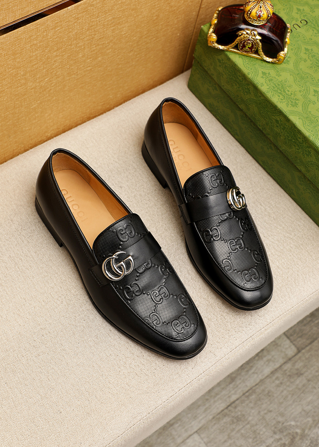 NO:780471,Product trademark GUCCI 'Gucci' business slip-on leather shoes. Regular code number: 38-44 (customized at 45.46.47) Product material: selected embossed cowhide stitching upper, cowhide lining, original rubber outsole. Color: 1 color optional, gucci, gucci, cowhide19860909商品商标GUCCI「 古驰 」商务套脚皮鞋 正码码数:38-44（45.46.47订做） 商品材料精选压花牛皮拼接鞋面,牛皮内里,原版橡胶大底 颜色1色可选,,gucci,gucci,cowhide,Men's shoes