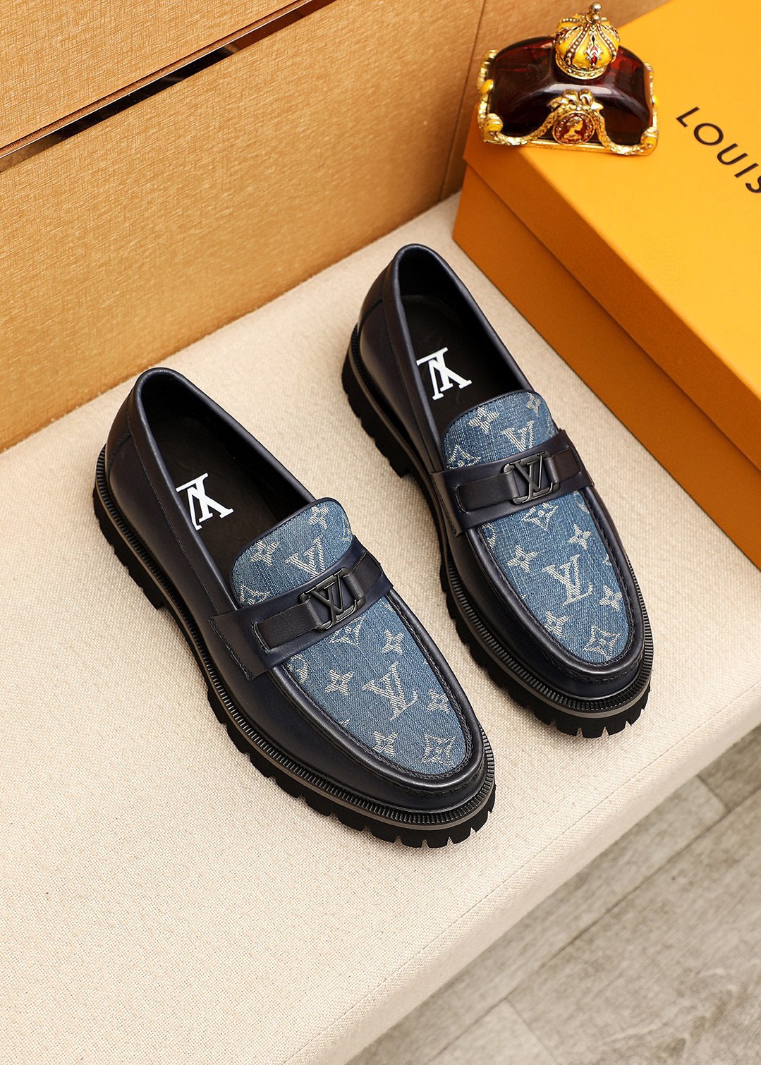 NO:781403,Product trademark LOUIS VUITTON 'Louis Vuitton' casual leather shoes. Regular size: 38-44 (customized at 45.46). Product material selection. Imported first-layer calfskin embossed upper + luxury hardware buckle, imported first-layer cowhide lining. Strong three-dimensional visual effect. Original combination outsole. 2 colors available, louis vuitton, louis vuitton, cowhide19860909商品商标LOUIS VUITTON「 路易威登」休闲皮鞋 正码码数:38-44（45.46订制） 商品材料精选 进口头层小牛皮压花鞋面+奢华五金扣,进口头层牛皮内里.强烈立体视觉效果 原版组合大底 颜 色2色可选,,louis vuitton,louis vuitton,cowhide,Men's shoes