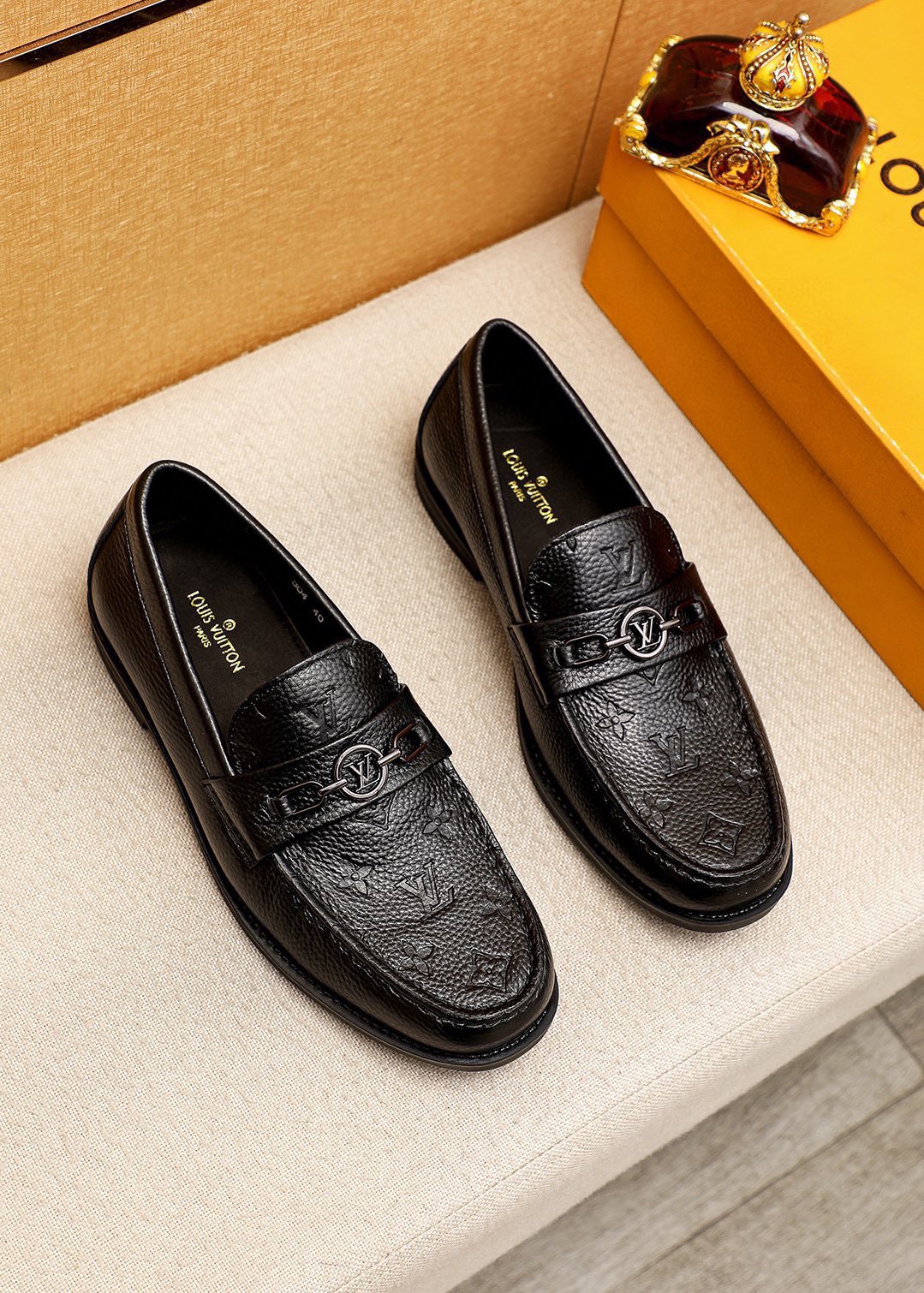 NO:781353,Product trademark LOUIS VUITTON 'Louis Vuitton' casual leather shoes. Regular size: 39-44 (customized at 38.45.46) Product material selection: imported pebbled cowhide embossed upper + original hardware buckle, imported first-layer cowhide lining. Strong three-dimensional visual effect, rubber outsole, 2 colors available, louis vuitton, louis vuitton, cowhide19860909商品商标LOUIS VUITTON「 路易威登」休闲皮鞋 正码码数:39-44（38.45.46订制） 商品材料精选 进口荔枝纹牛皮压花鞋面+原版五金扣,进口头层牛皮内里.强烈立体视觉效果,橡胶大底 颜 色2色可选,,louis vuitton,louis vuitton,cowhide,Men's shoes