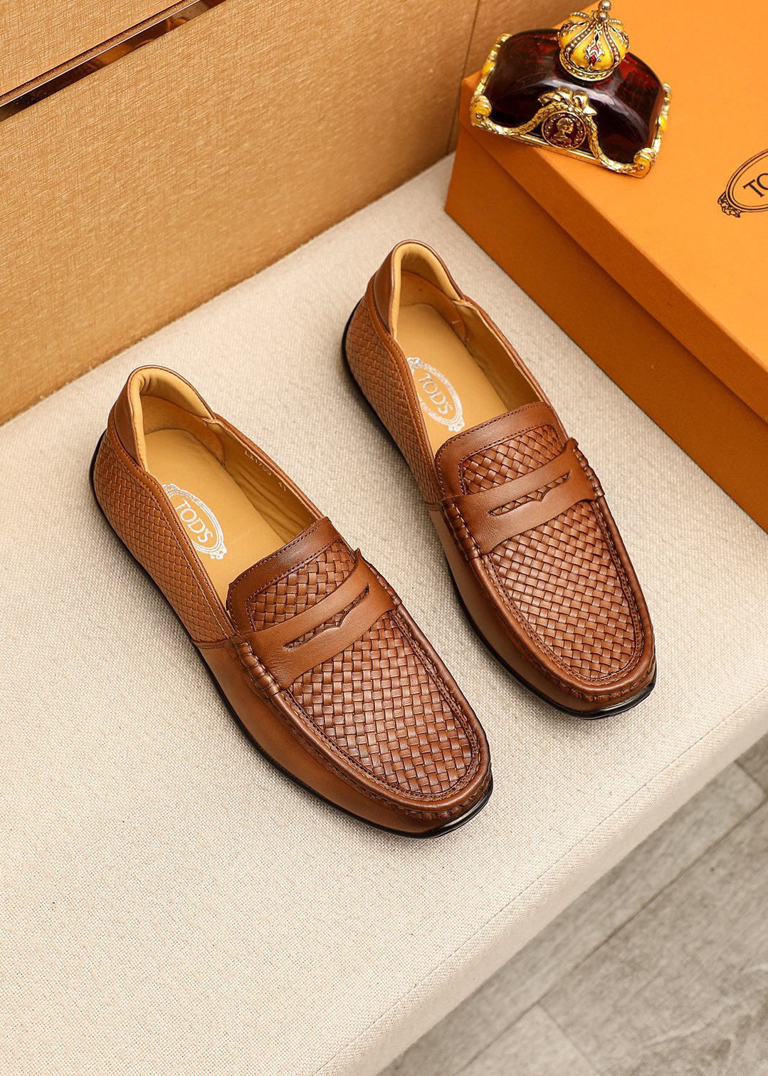 NO:781380,Product trademark TODS 'Tods' Doudou shoes. Regular size: 38-44 (customized at 45.46) Product material selection: First layer woven cowhide upper, imported cowhide insole. Strong three-dimensional visual effect, rubber outsole, 2 colors available, Tod's, cowhide19860909商品商标TODS「 托德斯」豆豆鞋 正码码数:38-44（45.46订制） 商品材料精选 头层编织牛皮鞋面,进口牛皮鞋垫.强烈立体视觉效果,橡胶大底 颜 色2色可选,,Tod's,cowhide,Men's shoes