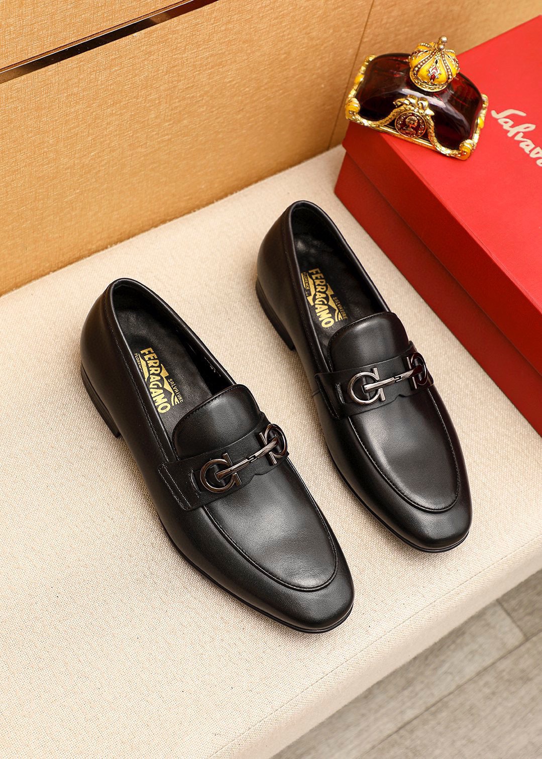 NO:782026,Product trademark Ferragamo 'Ferragamo' casual leather shoes, correct size: 38-44 (45 customized) Product material selection: imported first-layer calfskin upper + classic hardware buckle, imported water-dyed cowhide lining. Strong three-dimensional visual effect, rubber outsole, 1 color available, ferragamo, ferragamo, cowhide19860909商品商标Ferragamo「 菲拉格慕」休闲皮鞋 正码码数:38-44（45订制） 商品材料精选 进口头层小牛皮鞋面+经典五金扣,进口水染牛皮内里.强烈立体视觉效果,橡胶大底 颜 色1色可选,,ferragamo,ferragamo,cowhide,Men's shoes