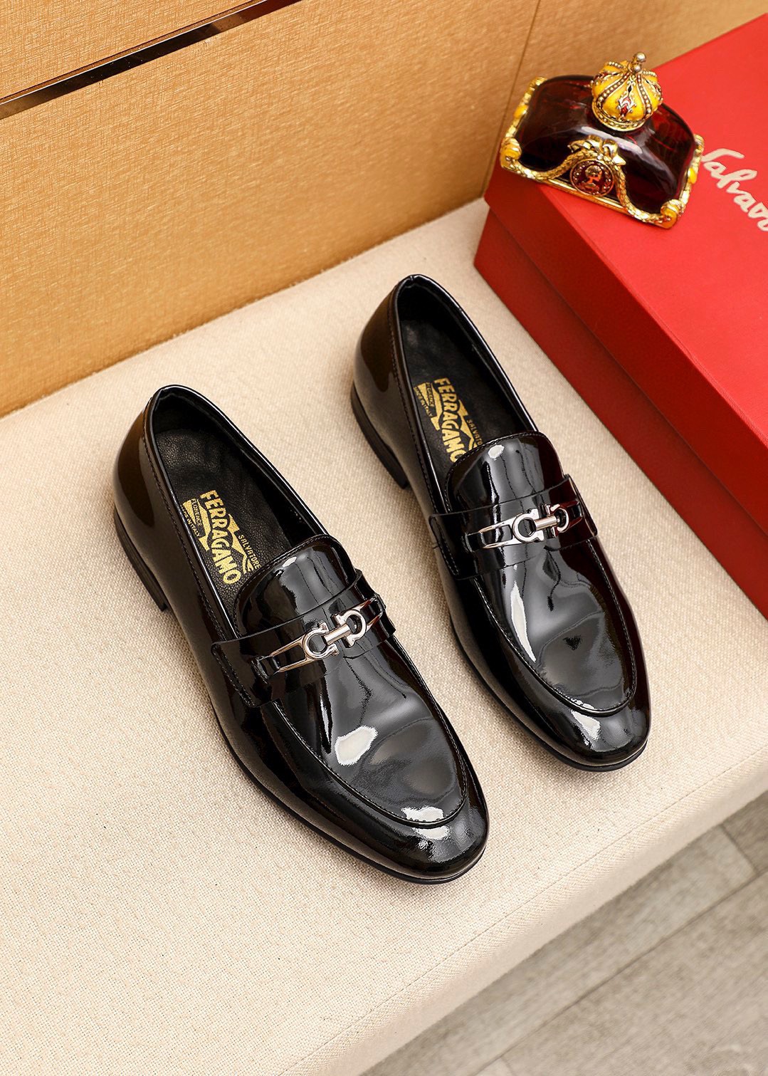 NO:782033,Product trademark Ferragamo 'Ferragamo' casual leather shoes, correct size: 38-44 (45 customized) Product material selection: imported first-layer patent leather upper + classic hardware buckle, imported water-dyed cowhide lining. Strong three-dimensional visual effect, rubber outsole, 1 color optional, ferragamo, ferragamo19860909商品商标Ferragamo「 菲拉格慕」休闲皮鞋 正码码数:38-44（45订制） 商品材料精选 进口头层漆皮鞋面+经典五金扣,进口水染牛皮内里.强烈立体视觉效果,橡胶大底 颜 色1色可选,,ferragamo,ferragamo,Men's shoes