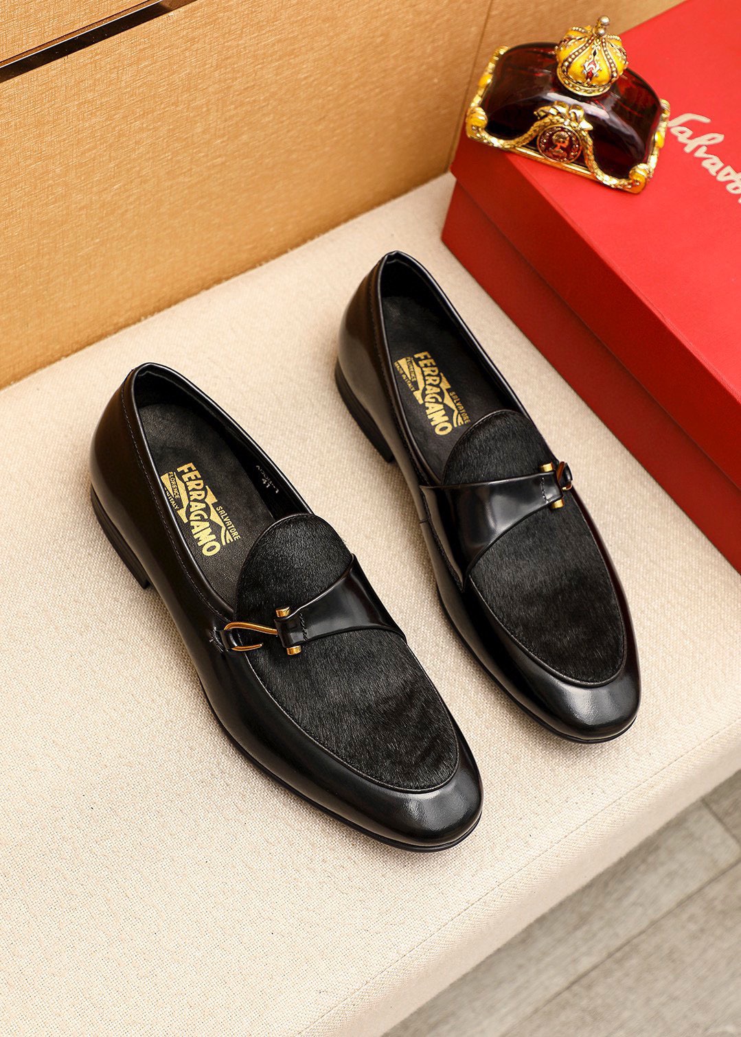 NO:782041,Product trademark Ferragamo 'Ferragamo' casual leather shoes, correct size: 38-44 (45 customized) Product material selection: imported first-layer calfskin upper + classic hardware buckle, imported water-dyed cowhide lining. Strong three-dimensional visual effect, rubber outsole, 1 color available, ferragamo, ferragamo, cowhide19860909商品商标Ferragamo「 菲拉格慕」休闲皮鞋 正码码数:38-44（45订制） 商品材料精选 进口头层小牛皮鞋面+经典五金扣,进口水染牛皮内里.强烈立体视觉效果,橡胶大底 颜 色1色可选,,ferragamo,ferragamo,cowhide,Men's shoes