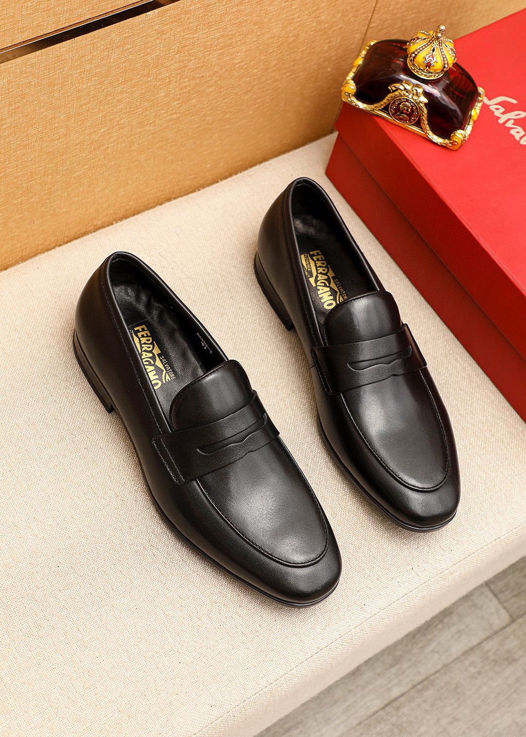 NO:781994,Product trademark Ferragamo 'Ferragamo' casual leather shoes, correct size: 38-44 (45 customized) Product material selection: imported first-layer calfskin upper, imported water-dyed cowhide lining. Strong three-dimensional visual effect, rubber outsole, 1 color optional, ferragamo, ferragamo, cowhide19860909商品商标Ferragamo「 菲拉格慕」休闲皮鞋 正码码数:38-44（45订制） 商品材料精选 进口头层小牛皮鞋面,进口水染牛皮内里.强烈立体视觉效果,橡胶大底 颜 色1色可选,,ferragamo,ferragamo,cowhide,Men's shoes