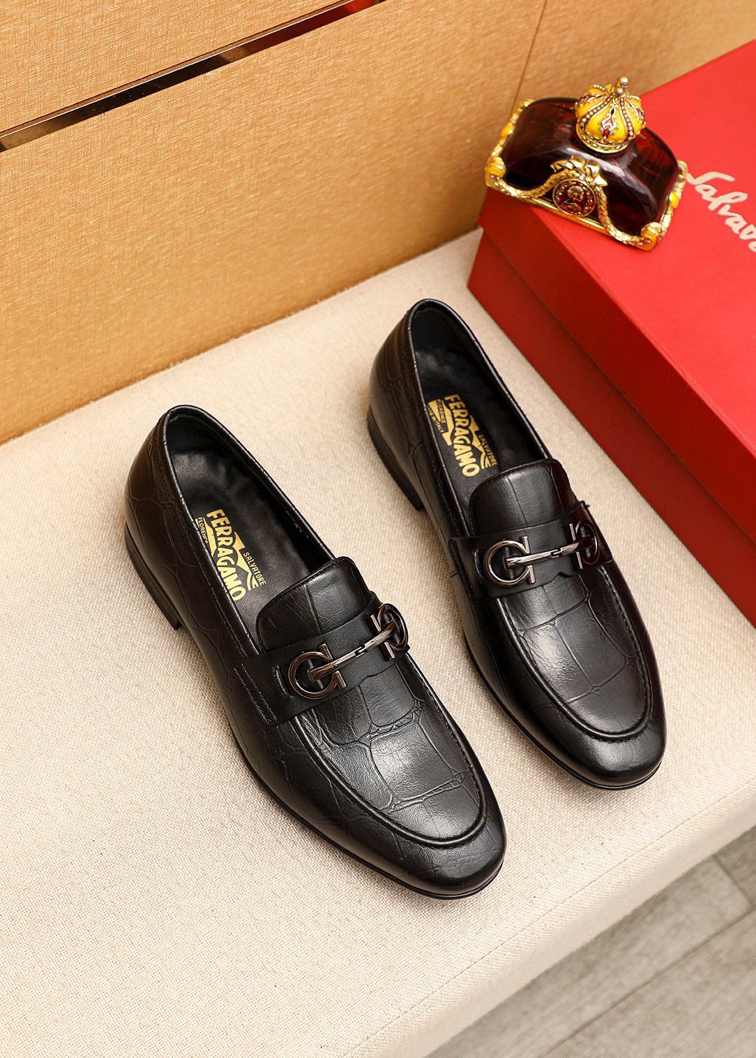 NO:782001,Product trademark Ferragamo 'Ferragamo' casual leather shoes, correct size: 38-44 (45 customized) Product material selection, imported first-layer calfskin embossed upper + classic hardware buckle, imported water-dyed cowhide lining. Strong three-dimensional visual effect, rubber outsole, 1 color optional, ferragamo, ferragamo, cowhide19860909商品商标Ferragamo「 菲拉格慕」休闲皮鞋 正码码数:38-44（45订制） 商品材料精选 进口头层小牛皮压花鞋面+经典五金扣,进口水染牛皮内里.强烈立体视觉效果,橡胶大底 颜 色1色可选,,ferragamo,ferragamo,cowhide,Men's shoes