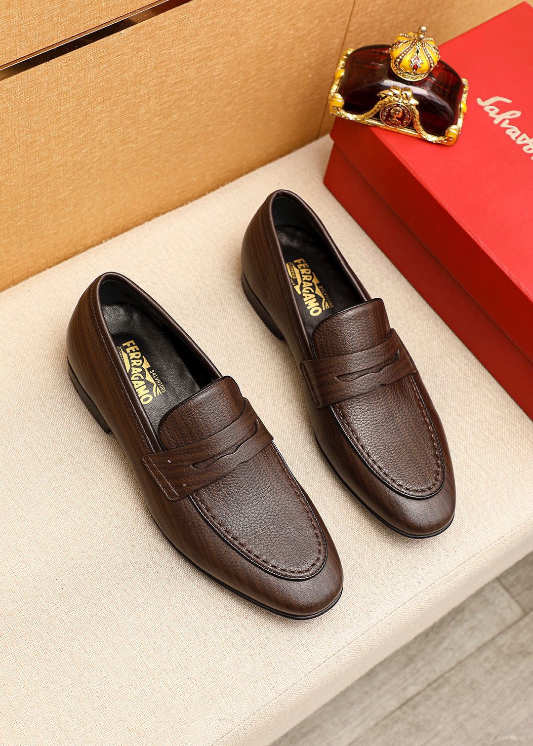 NO:782009,Product trademark Ferragamo 'Ferragamo' casual leather shoes, correct size: 38-44 (45 customized) Product material selection: imported first-layer pebbled cowhide leather upper, imported water-dyed cowhide lining. Strong three-dimensional visual effect, rubber outsole, 1 color available, ferragamo, ferragamo, cowhide19860909商品商标Ferragamo「 菲拉格慕」休闲皮鞋 正码码数:38-44（45订制） 商品材料精选 进口头层荔枝纹牛皮鞋面,进口水染牛皮内里.强烈立体视觉效果,橡胶大底 颜 色1色可选,,ferragamo,ferragamo,cowhide,Men's shoes