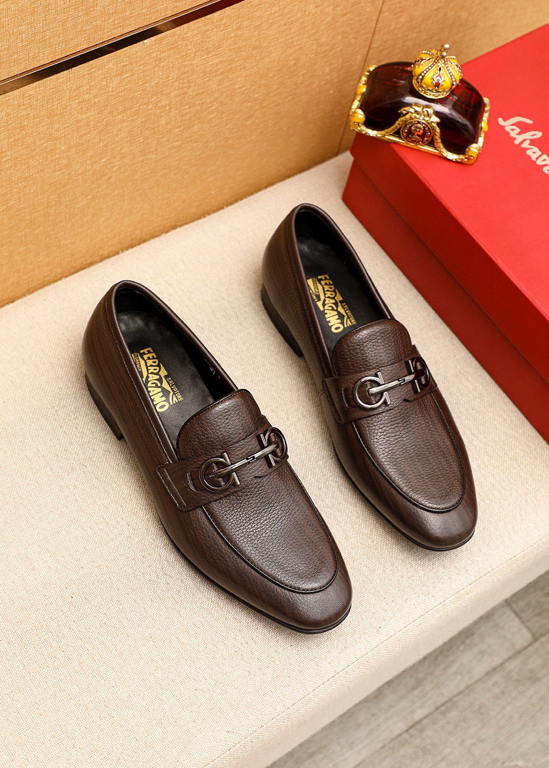 NO:782016,Product trademark Ferragamo 'Ferragamo' casual leather shoes, correct size: 38-44 (45 customized) Product material selection: imported first-layer pebbled cowhide leather upper + classic hardware buckle, imported water-dyed cowhide lining. Strong three-dimensional visual effect, rubber outsole, 1 color available, ferragamo, ferragamo, cowhide19860909商品商标Ferragamo「 菲拉格慕」休闲皮鞋 正码码数:38-44（45订制） 商品材料精选 进口头层荔枝纹牛皮鞋面+经典五金扣,进口水染牛皮内里.强烈立体视觉效果,橡胶大底 颜 色1色可选,,ferragamo,ferragamo,cowhide,Men's shoes