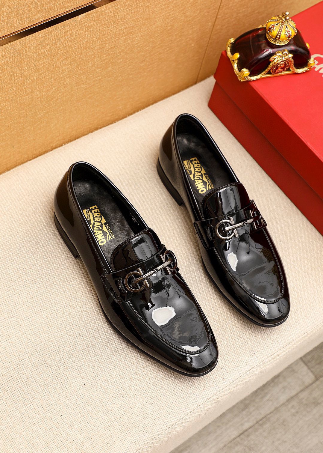 NO:782022,Product trademark Ferragamo 'Ferragamo' casual leather shoes, correct size: 38-44 (45 customized) Product material selection: imported first-layer patent leather upper + classic hardware buckle, imported water-dyed cowhide lining. Strong three-dimensional visual effect, rubber outsole, 1 color optional, ferragamo, ferragamo19860909商品商标Ferragamo「 菲拉格慕」休闲皮鞋 正码码数:38-44（45订制） 商品材料精选 进口头层漆皮鞋面+经典五金扣,进口水染牛皮内里.强烈立体视觉效果,橡胶大底 颜 色1色可选,,ferragamo,ferragamo,Men's shoes