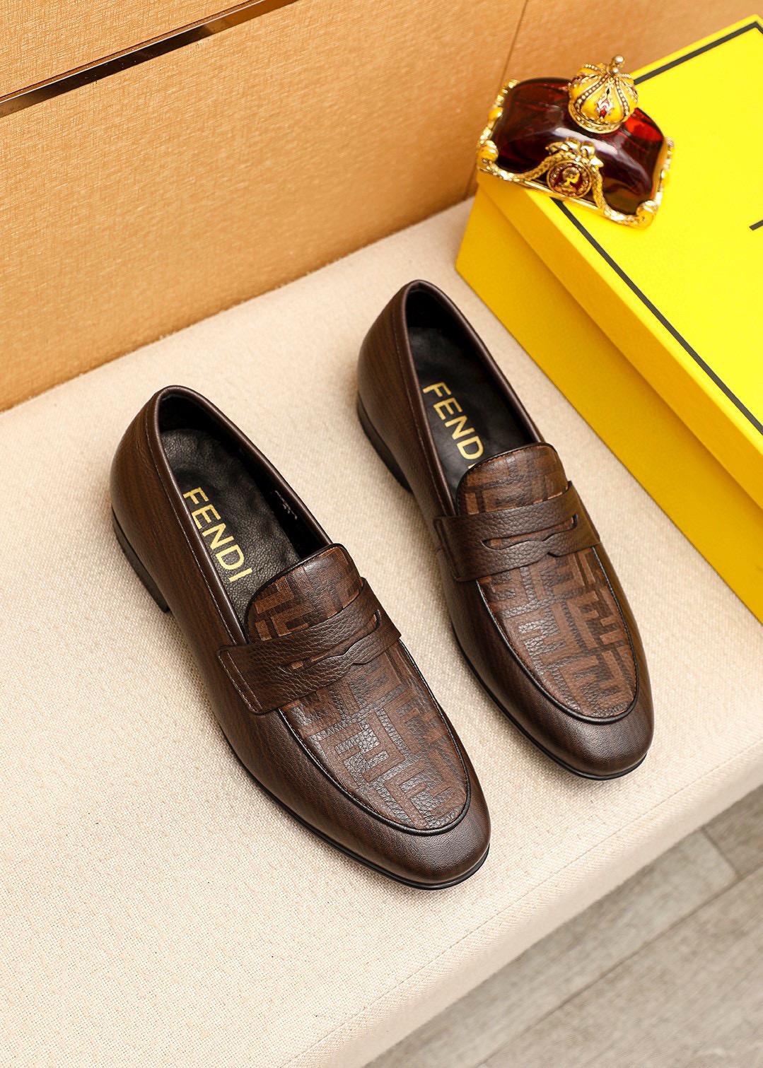 NO:782028,Product trademark FENDI [Fendi] casual leather shoes. Regular size: 38-44 (customized in 45). Selected product materials. Imported first-layer calfskin upper, imported cowhide lining. Strong three-dimensional visual effect, rubber outsole. 1 color optional, fendi, fendi, cowhide19860909商品商标FENDI【芬迪】休闲皮鞋 正码码数:38-44（45订制） 商品材料精选 进口头层小牛皮鞋面,进口牛皮内里.强烈立体视觉效果,橡胶大底 颜 色1色可选,,fendi,fendi,cowhide,Men's shoes