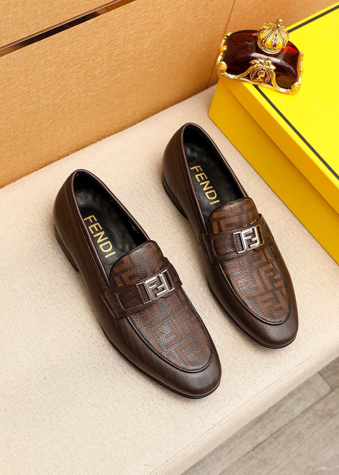 NO:782044,Product trademark FENDI [Fendi] casual leather shoes. Regular size: 38-44 (customized in 45). Selected product materials. Imported first-layer pebbled cowhide laser upper + luxury hardware buckle, imported cowhide lining. Strong three-dimensional visual effect, rubber outsole. 1 color available, fendi, fendi, cowhide19860909商品商标FENDI【芬迪】休闲皮鞋 正码码数:38-44（45订制） 商品材料精选 进口头层荔枝纹牛皮激光鞋面+奢华五金扣,进口牛皮内里.强烈立体视觉效果,橡胶大底 颜 色1色可选,,fendi,fendi,cowhide,Men's shoes
