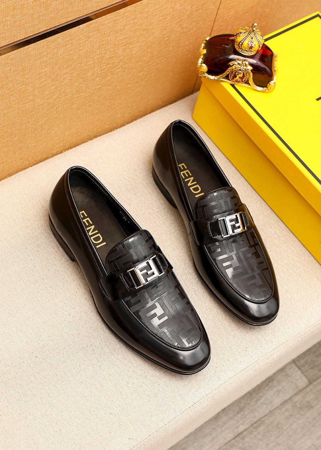 NO:782052,Product trademark FENDI [Fendi] casual leather shoes. Regular size: 38-44 (45 customized) Product materials are selected. Imported first-layer patent leather laser upper + luxury hardware buckle, imported cowhide lining. Strong three-dimensional visual effect, rubber outsole. 1 color optional, fendi, fendi19860909商品商标FENDI【芬迪】休闲皮鞋 正码码数:38-44（45订制） 商品材料精选 进口头层漆皮激光鞋面+奢华五金扣,进口牛皮内里.强烈立体视觉效果,橡胶大底 颜 色1色可选,,fendi,fendi,Men's shoes