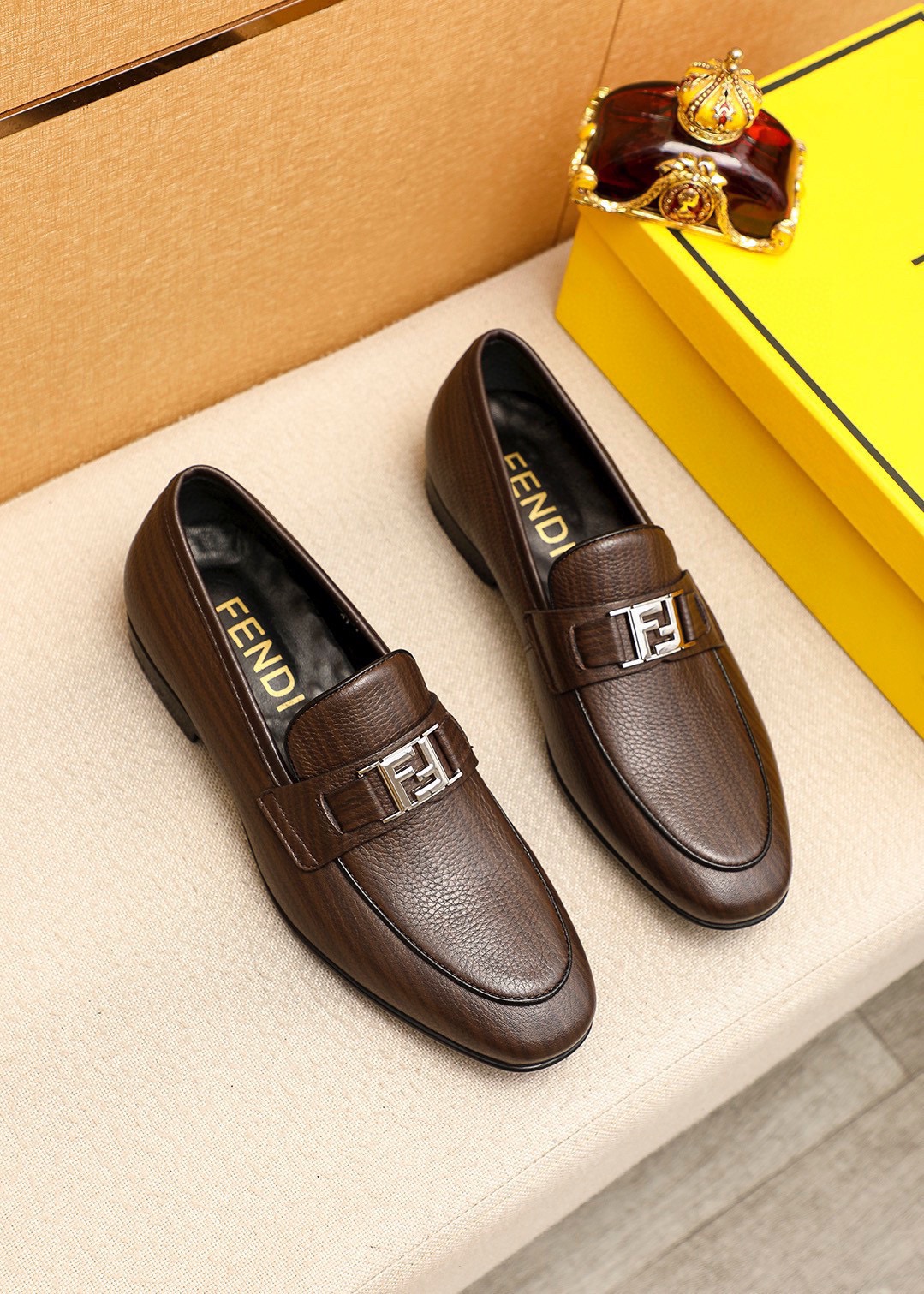 NO:782056,Product trademark FENDI [Fendi] casual leather shoes. Regular size: 38-44 (customized in 45). Product materials are selected. Imported first-layer pebbled cowhide leather upper + luxury hardware buckle, imported cowhide lining. Strong three-dimensional visual effect, rubber outsole. 1 color available, fendi, fendi, cowhide19860909商品商标FENDI【芬迪】休闲皮鞋 正码码数:38-44（45订制） 商品材料精选 进口头层荔枝纹牛皮鞋面+奢华五金扣,进口牛皮内里.强烈立体视觉效果,橡胶大底 颜 色1色可选,,fendi,fendi,cowhide,Men's shoes