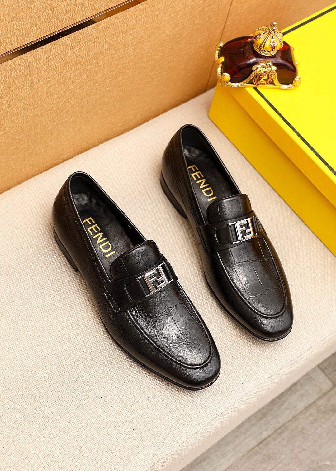 NO:782065,Product trademark FENDI [Fendi] casual leather shoes. Regular size: 38-44 (45 customized) Product materials are selected. Imported first-layer calfskin embossed upper + luxury hardware buckle, imported cowhide lining. Strong three-dimensional visual effect, rubber outsole. 1 color optional, fendi, fendi, cowhide19860909商品商标FENDI【芬迪】休闲皮鞋 正码码数:38-44（45订制） 商品材料精选 进口头层小牛皮压花鞋面+奢华五金扣,进口牛皮内里.强烈立体视觉效果,橡胶大底 颜 色1色可选,,fendi,fendi,cowhide,Men's shoes