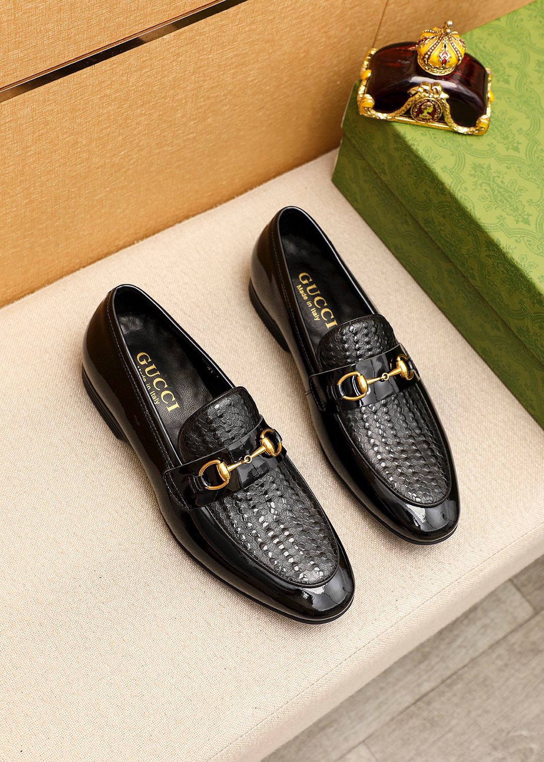 NO:782073,Product trademark GUCCI 'Gucci' casual leather shoes, correct size: 38-44 (45 customized) Product material selection, imported first-layer patent leather embossed upper + luxury hardware buckle, imported cowhide lining. Strong three-dimensional visual effect, rubber outsole, 1 color optional, gucci, gucci19860909商品商标GUCCI「 古驰」休闲皮鞋 正码码数:38-44（45订制） 商品材料精选 进口头层漆皮压花鞋面+奢华五金扣,进口牛皮内里.强烈立体视觉效果,橡胶大底 颜 色1色可选,,gucci,gucci,Men's shoes