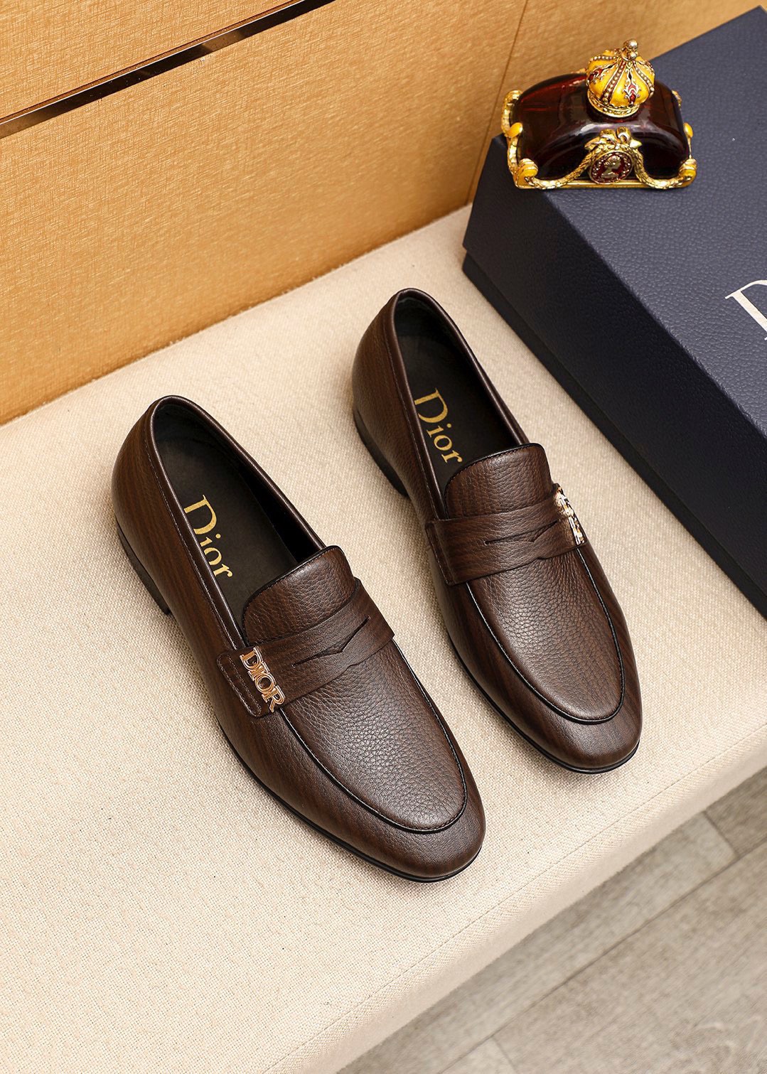 NO:782081,Product trademark Dior 'Dior' casual leather shoes, correct size: 38-44 (45 customized) Product material selection: Italian imported first-layer pebbled cowhide leather upper, imported water-dyed cowhide lining. Strong three-dimensional visual effect, rubber outsole, 1 color optional, dior, dior, cowhide19860909商品商标Dior「 迪奥」休闲皮鞋 正码码数:38-44（45订做） 商品材料精选 意大利进口头层荔枝纹牛皮鞋面,进口水染牛皮内里.强烈立体视觉效果,橡胶大底 颜 色1色可选,,dior,dior,cowhide,Men's shoes