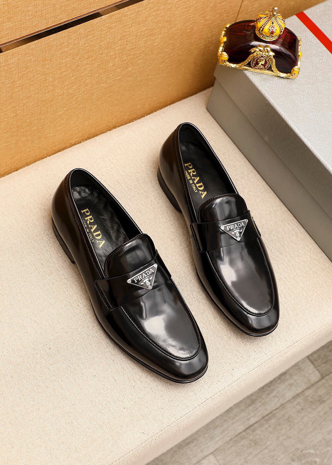 NO:782087,Product trademark PRADA 'Prada} casual leather shoes, correct size: 38-44 (45 customized) Product material selection: imported first-layer patent leather upper + luxury hardware buckle, imported water-dyed cowhide lining. Strong three-dimensional visual effect, rubber outsole, 1 color available, prada, prada19860909商品商标PRADA「 普拉达｝休闲皮鞋 正码码数:38-44(45订制) 商品材料精选 进口头层漆皮鞋面+奢华五金扣,进口水染牛皮内里.强烈立体视觉效果,橡胶大底 颜 色1色可选,,prada,prada,Men's shoes