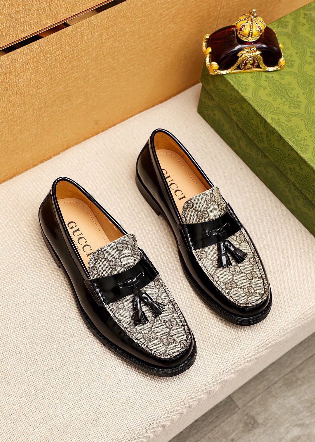 NO:782283,Product trademark GUCCI 'Gucci' casual leather shoes. Regular size: 38-44 (45 customized) Product materials are selected. Imported first-layer beaded cowhide upper + luxury hardware buckle, imported water-dyed cowhide lining. Strong three-dimensional visual effect, combined outsole, 3 colors available, gucci, gucci, cowhide19860909商品商标GUCCI「 古驰」休闲皮鞋 正码码数:38-44（45订制） 商品材料精选 进口头层开边珠牛皮鞋面+奢华五金扣,进口水染牛皮内里.强烈立体视觉效果,组合大底 颜 色3色可选,,gucci,gucci,cowhide,Men's shoes