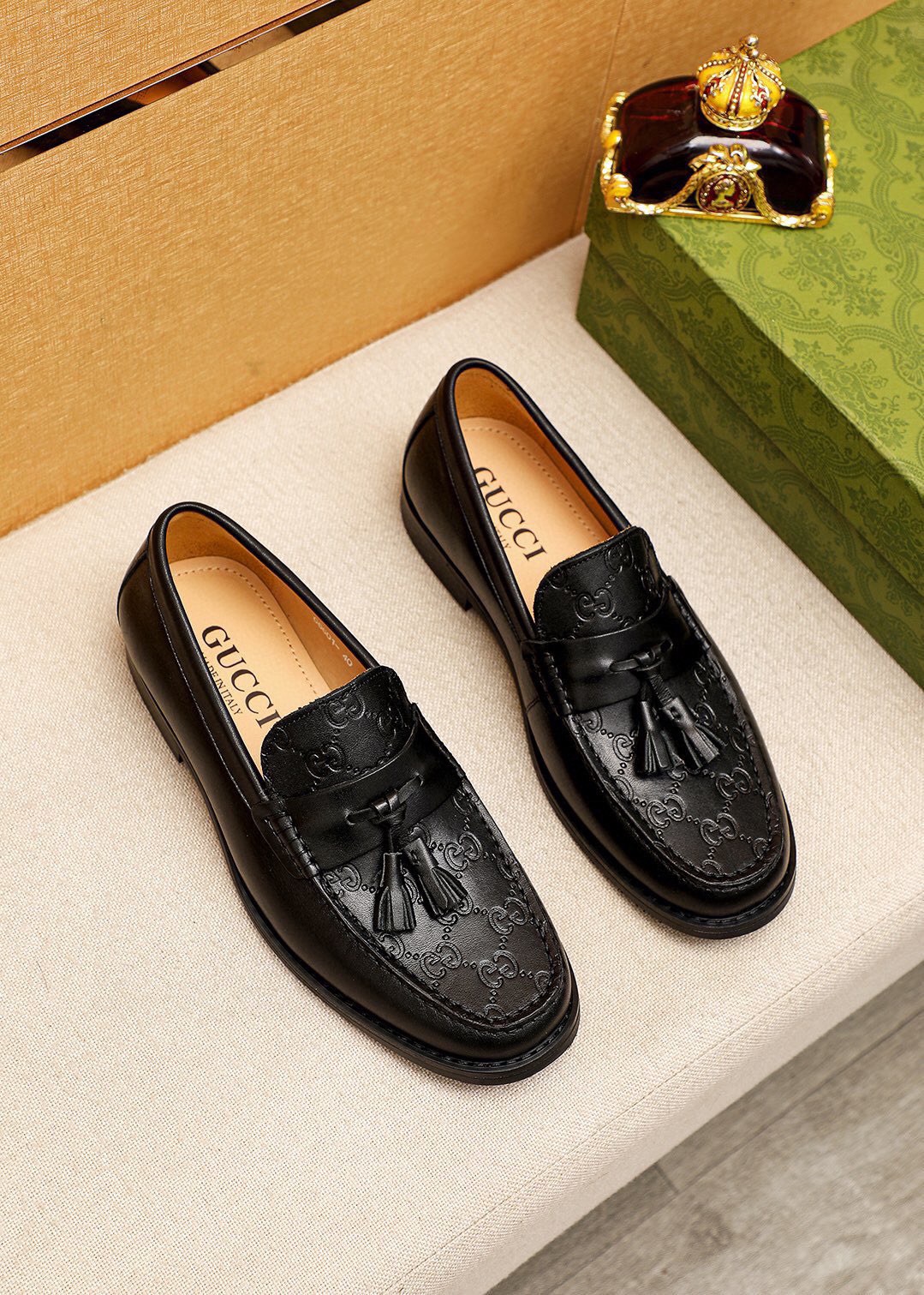 NO:782288,Product trademark GUCCI 'Gucci' casual leather shoes, correct size: 38-44 (45 customized) Product material selection: imported first-layer calfskin embossed upper + luxury hardware buckle, imported water-dyed cowhide lining. Strong three-dimensional visual effect, combined outsole color 1 color optional, gucci, gucci, cowhide19860909商品商标GUCCI「 古驰」休闲皮鞋 正码码数:38-44（45订制） 商品材料精选 进口头层小牛皮压花鞋面+奢华五金扣,进口水染牛皮内里.强烈立体视觉效果,组合大底 颜 色1色可选,,gucci,gucci,cowhide,Men's shoes
