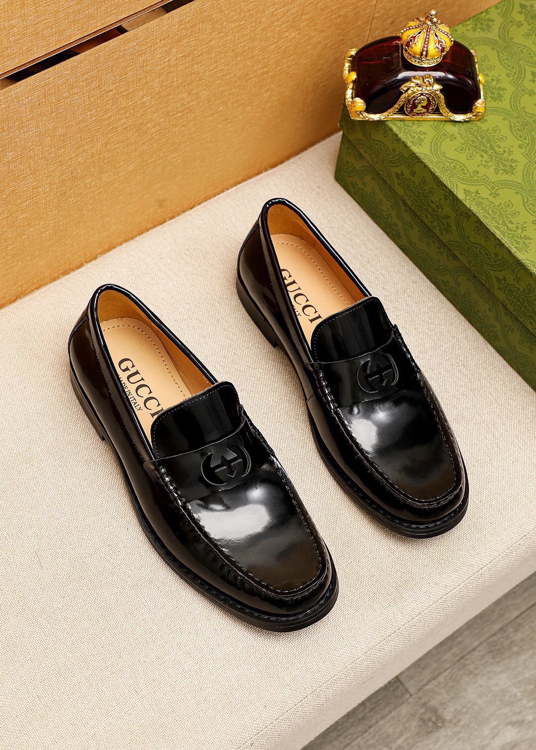 NO:782293,Product trademark GUCCI 'Gucci' casual leather shoes. Regular size: 38-44 (customized in 45). Selected product materials. Imported first-layer beaded cowhide upper + luxury hardware buckle, imported water-dyed cowhide lining. Strong three-dimensional visual effect, combined outsole. 4 colors available, gucci, gucci, cowhide19860909商品商标GUCCI「 古驰」休闲皮鞋 正码码数:38-44（45订制） 商品材料精选 进口头层开边珠牛皮鞋面+奢华五金扣,进口水染牛皮内里.强烈立体视觉效果,组合大底 颜 色4色可选,,gucci,gucci,cowhide,Men's shoes