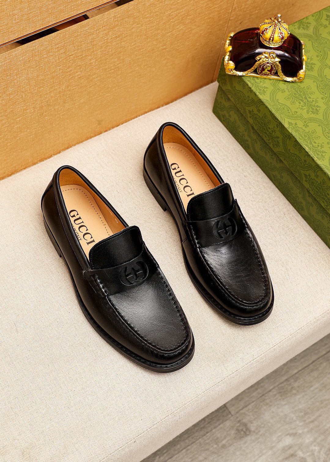 NO:782298,Product trademark GUCCI 'Gucci' casual leather shoes, correct size: 38-44 (45 customized) Product material selection: imported first-layer calfskin upper + luxury hardware buckle, imported water-dyed cowhide lining. Strong three-dimensional visual effect, combined outsole, 4 colors available, gucci, gucci, cowhide19860909商品商标GUCCI「 古驰」休闲皮鞋 正码码数:38-44（45订制） 商品材料精选 进口头层小牛皮鞋面+奢华五金扣,进口水染牛皮内里.强烈立体视觉效果,组合大底 颜 色4色可选,,gucci,gucci,cowhide,Men's shoes