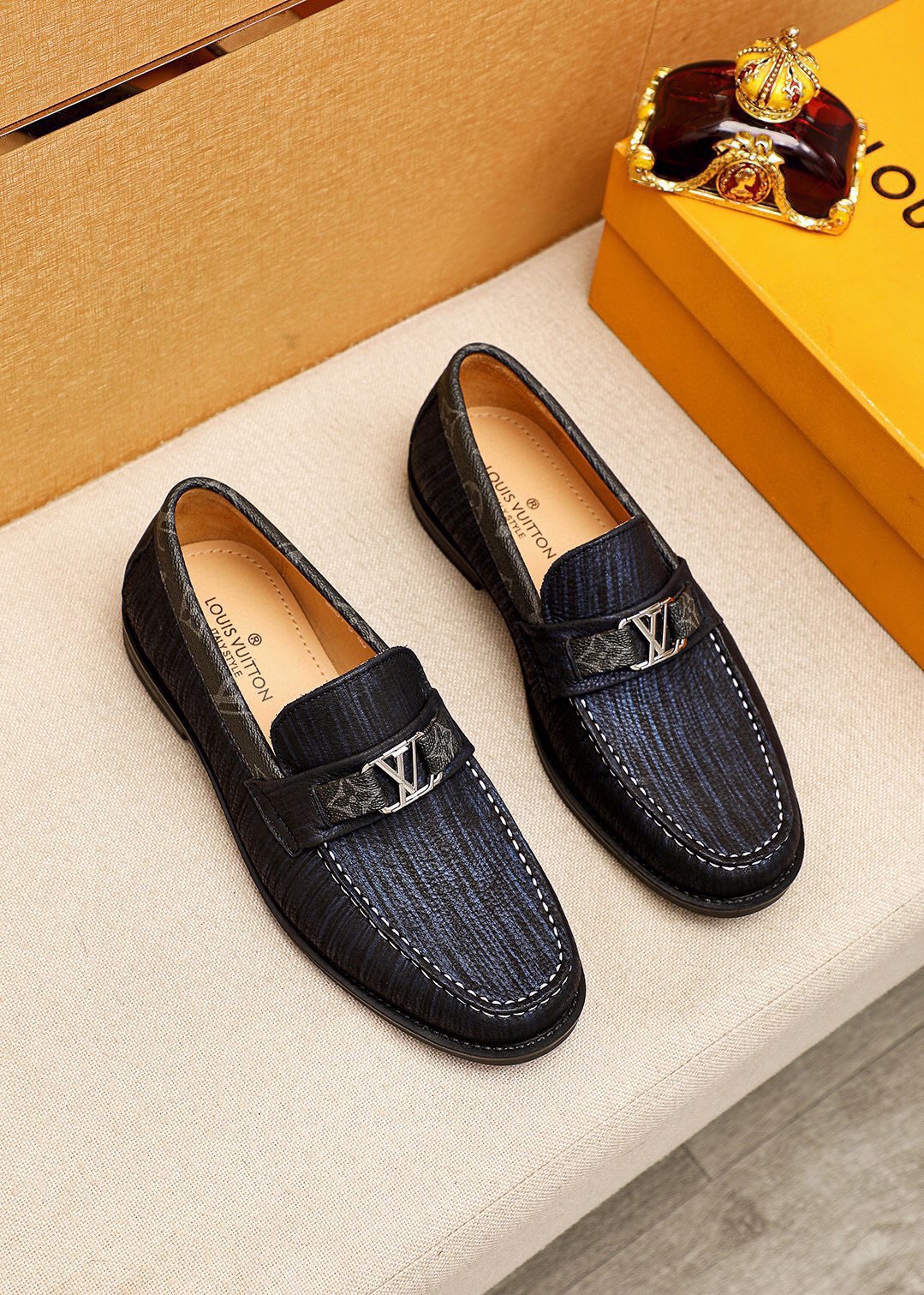 NO:782303,Product trademark LOUIS VUITTON 'Louis Vuitton' casual leather shoes. Regular size: 38-44 (customized in 45). Product material selection. Imported first-layer calfskin upper + luxury hardware buckle, imported first-layer cowhide lining. Strong three-dimensional visual effect. Original rubber outsole. 1 color available, louis vuitton, louis vuitton, cowhide19860909商品商标LOUIS VUITTON「 路易威登」休闲皮鞋 正码码数:38-44（45订制） 商品材料精选 进口头层小牛皮鞋面+奢华五金扣,进口头层牛皮内里.强烈立体视觉效果 原版橡胶大底 颜 色1色可选,,louis vuitton,louis vuitton,cowhide,Men's shoes