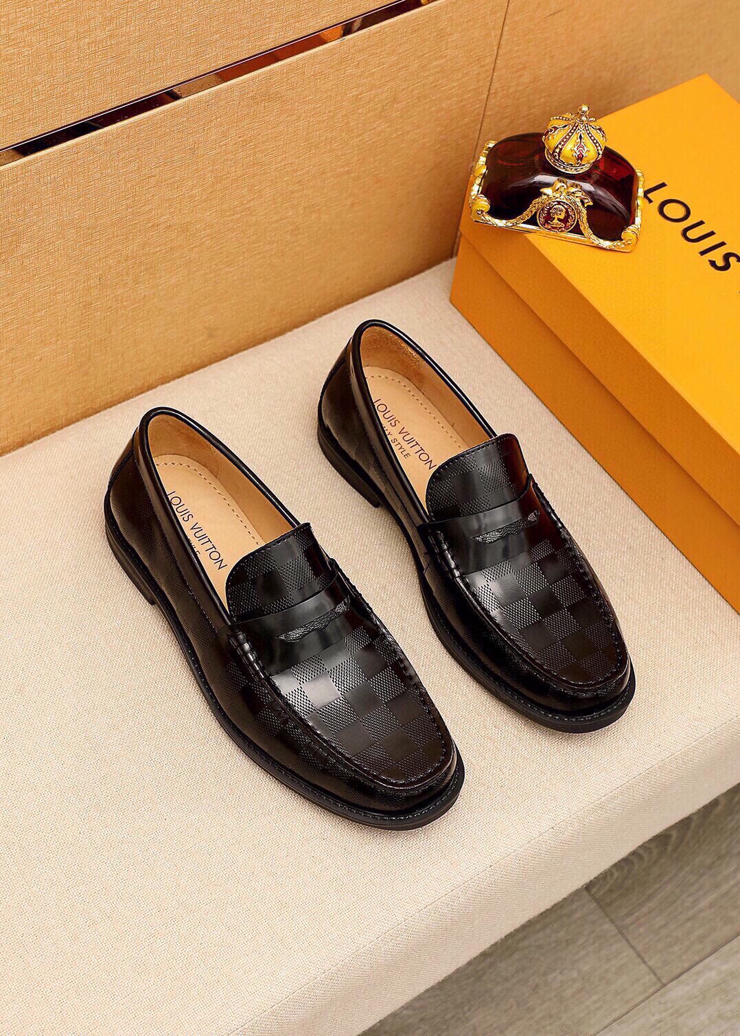 NO:782308,Product trademark LOUIS VUITTON 'Louis Vuitton' casual leather shoes. Regular size: 38-44 (customized in 45). Product material selection. Imported first-layer open-edge beaded cowhide leather upper, imported first-layer cowhide lining. Strong three-dimensional visual effect. Original rubber outsole. 2 colors available, louis vuitton, louis vuitton, cowhide.19860909商品商标LOUIS VUITTON「 路易威登」休闲皮鞋 正码码数:38-44（45订制） 商品材料精选 进口头层开边珠牛皮圧花鞋面,进口头层牛皮内里.强烈立体视觉效果 原版橡胶大底 颜 色2色可选,,louis vuitton,louis vuitton,cowhide,Men's shoes