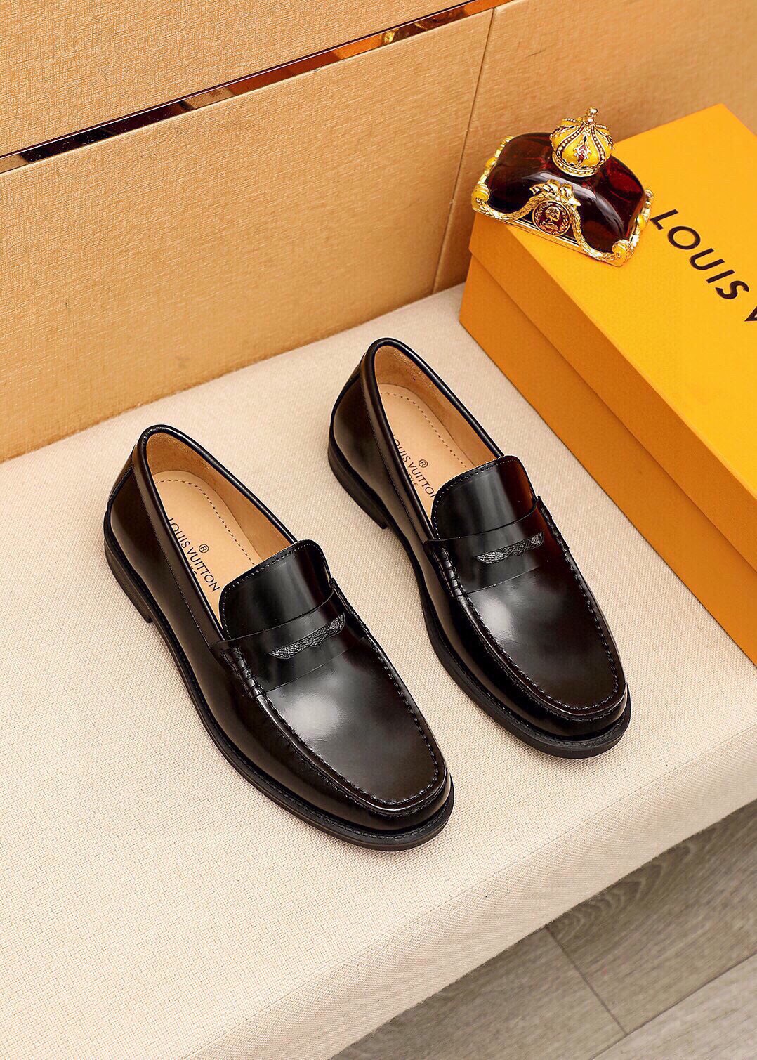 NO:782313,Product trademark LOUIS VUITTON 'Louis Vuitton' casual leather shoes. Regular size: 38-44 (customized in 45). Selection of product materials. Imported first-layer open-edge beaded cowhide upper, imported first-layer cowhide lining. Strong three-dimensional visual effect. Original rubber outsole. Color 2 colors available, louis vuitton, louis vuitton, cowhide19860909商品商标LOUIS VUITTON「 路易威登」休闲皮鞋 正码码数:38-44（45订制） 商品材料精选 进口头层开边珠牛皮鞋面,进口头层牛皮内里.强烈立体视觉效果 原版橡胶大底 颜 色2色可选,,louis vuitton,louis vuitton,cowhide,Men's shoes