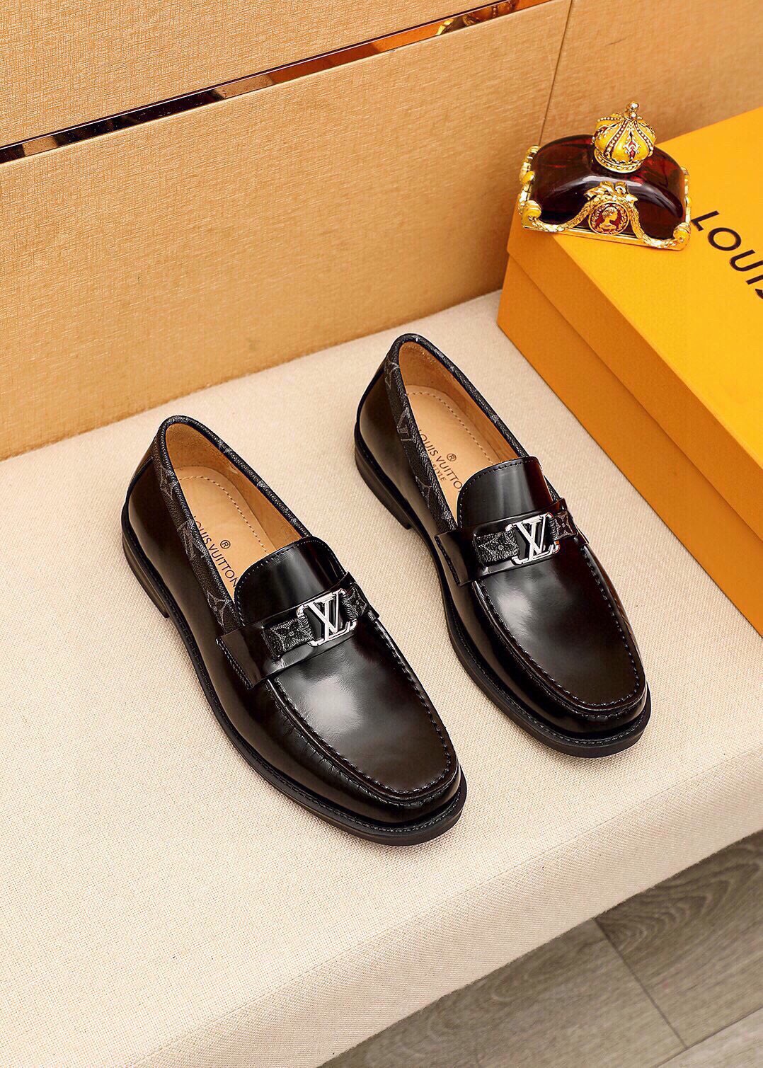 NO:782267,Product trademark LOUIS VUITTON 'Louis Vuitton' casual leather shoes. Regular size: 38-44 (customized in 45). Selected product materials. Imported first-layer open-edge beaded cowhide upper + luxury hardware buckle, imported first-layer cowhide lining. Strong three-dimensional visual effect. Original rubber outsole. 2 colors available, louis vuitton, louis vuitton, cowhide.19860909商品商标LOUIS VUITTON「 路易威登」休闲皮鞋 正码码数:38-44（45订制） 商品材料精选 进口头层开边珠牛皮鞋面+奢华五金扣,进口头层牛皮内里.强烈立体视觉效果 原版橡胶大底 颜 色2色可选,,louis vuitton,louis vuitton,cowhide,Men's shoes