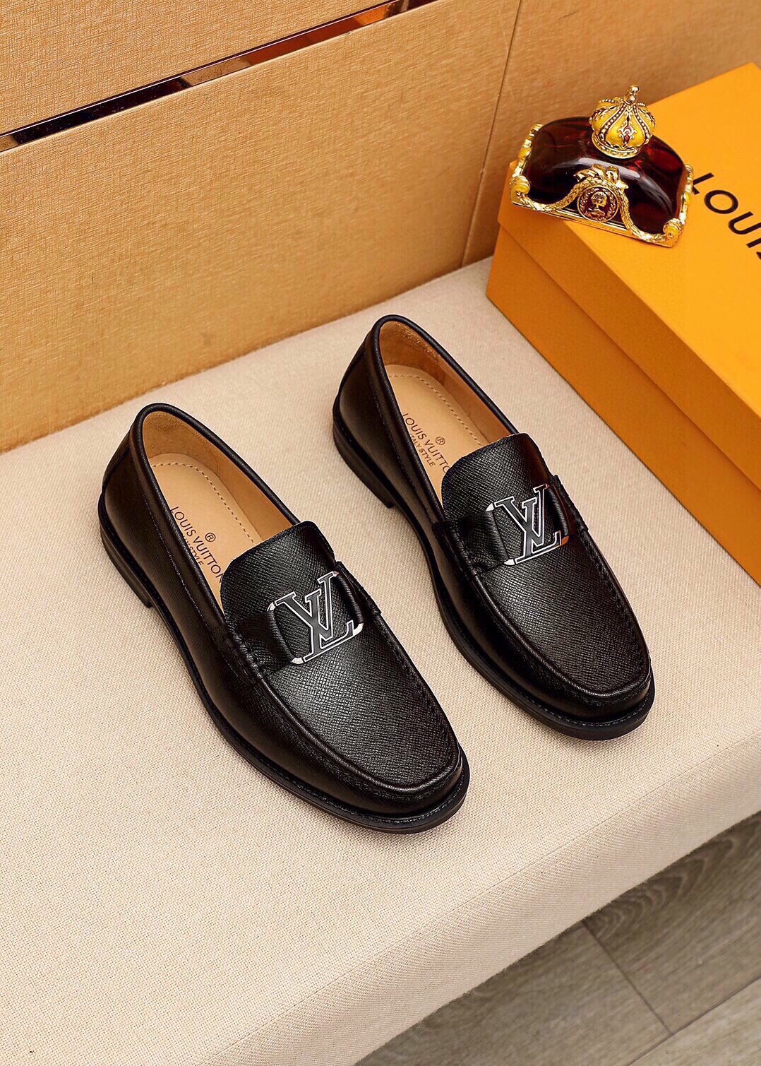 NO:782273,Product trademark LOUIS VUITTON 'Louis Vuitton' casual leather shoes. Regular size: 38-44 (customized in 45). Product material selection. Imported first-layer cross-grain cowhide upper + luxury hardware buckle, imported first-layer cowhide lining. Strong three-dimensional visual effect. Original rubber outsole. 4 kinds of leather colors available, louis vuitton, louis vuitton, cowhide19860909商品商标LOUIS VUITTON「 路易威登」休闲皮鞋 正码码数:38-44（45订制） 商品材料精选 进口头层十字纹牛皮鞋面+奢华五金扣,进口头层牛皮内里.强烈立体视觉效果 原版橡胶大底 颜 色4种皮料可选,,louis vuitton,louis vuitton,cowhide,Men's shoes