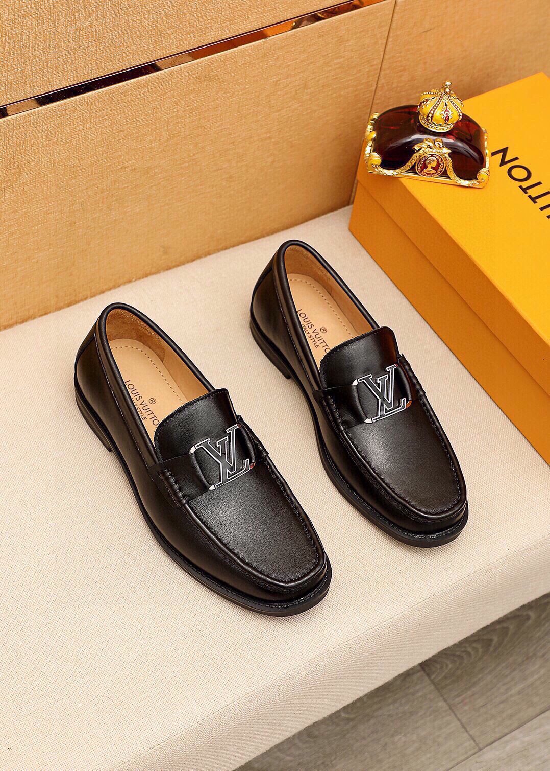 NO:782279,Product trademark LOUIS VUITTON 'Louis Vuitton' casual leather shoes. Regular size: 38-44 (customized in 45). Product material selection. Imported first-layer calfskin upper + luxury hardware buckle, imported first-layer cowhide lining. Strong three-dimensional visual effect. Original rubber outsole. 4 kinds of leather colors available, louis vuitton, louis vuitton, cowhide19860909商品商标LOUIS VUITTON「 路易威登」休闲皮鞋 正码码数:38-44（45订制） 商品材料精选 进口头层小牛皮鞋面+奢华五金扣,进口头层牛皮内里.强烈立体视觉效果 原版橡胶大底 颜 色4种皮料可选,,louis vuitton,louis vuitton,cowhide,Men's shoes