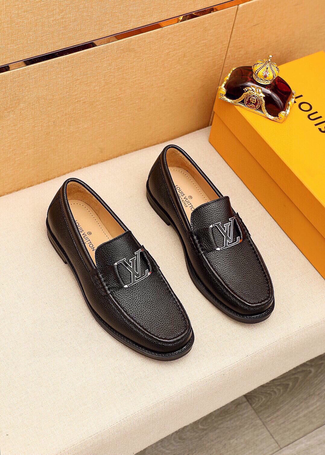 NO:782289,Product trademark LOUIS VUITTON 'Louis Vuitton' casual leather shoes. Regular size: 38-44 (customized in 45). Product material selection. Imported first-layer pebbled cowhide leather upper + luxury hardware buckle, imported first-layer cowhide lining. Strong three-dimensional visual effect. Original rubber outsole. 4 kinds of leather materials available, louis vuitton, louis vuitton, cowhide19860909商品商标LOUIS VUITTON「 路易威登」休闲皮鞋 正码码数:38-44（45订制） 商品材料精选 进口头层荔枝纹牛皮鞋面+奢华五金扣,进口头层牛皮内里.强烈立体视觉效果 原版橡胶大底 颜 色4种皮料可选,,louis vuitton,louis vuitton,cowhide,Men's shoes
