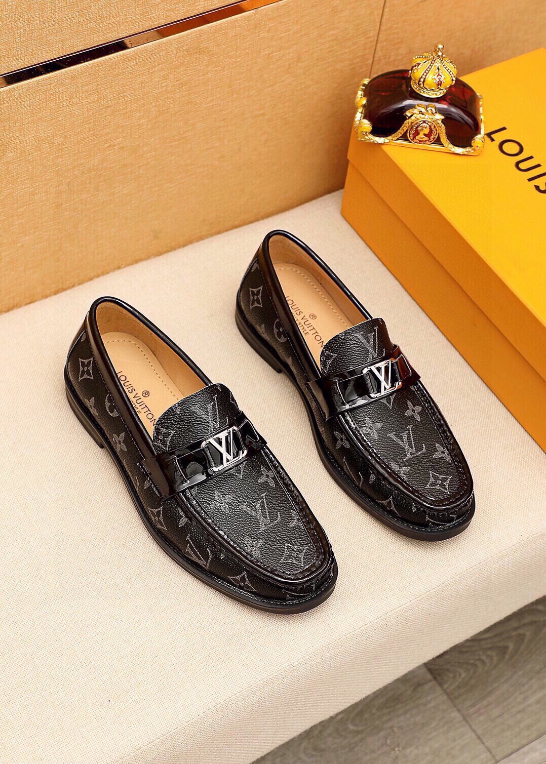 NO:782294,Product trademark LOUIS VUITTON 'Louis Vuitton' casual leather shoes. Regular size: 38-44 (customized in 45). Product material selection. Imported first-layer presbyopic cowhide upper + luxury hardware buckle, imported first-layer cowhide lining. Strong three-dimensional visual effect. Original rubber outsole. 2 colors available, louis vuitton, louis vuitton, cowhide19860909商品商标LOUIS VUITTON「 路易威登」休闲皮鞋 正码码数:38-44（45订制） 商品材料精选 进口头层老花牛皮鞋面+奢华五金扣,进口头层牛皮内里.强烈立体视觉效果 原版橡胶大底 颜 色2色可选,,louis vuitton,louis vuitton,cowhide,Men's shoes