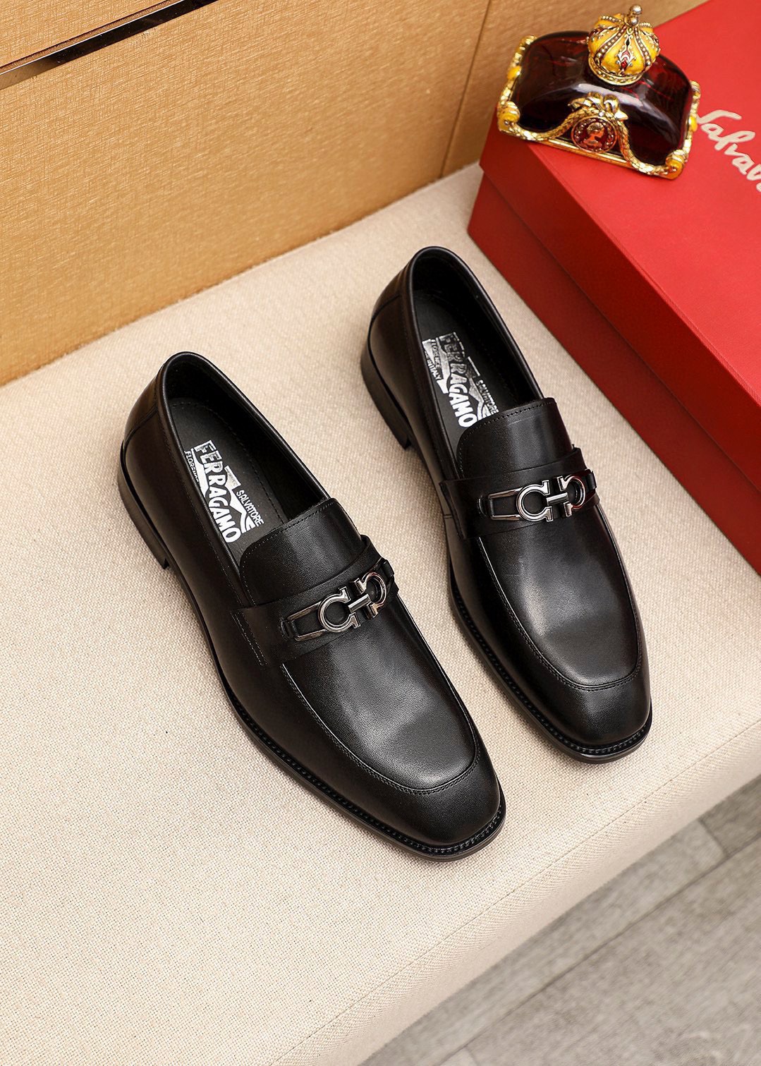 NO:829225,Product trademark Ferragamo 'Ferragamo' casual leather shoes. Regular size: 38-44 (45.46 customized) Product material selection: imported first-layer calfskin upper + luxury hardware buckle, imported water-dyed cowhide lining. Strong three-dimensional visual effect, original rubber outsole, 1 color available, ferragamo, ferragamo, cowhide19860909商品商标Ferragamo「 菲拉格慕」休闲皮鞋 正码码数:38-44（45.46订制） 商品材料精选 进口头层小牛皮鞋面+奢华五金扣,进口水染牛皮内里.强烈立体视觉效果,原版橡胶大底 颜 色1色可选,,ferragamo,ferragamo,cowhide,Men's shoes